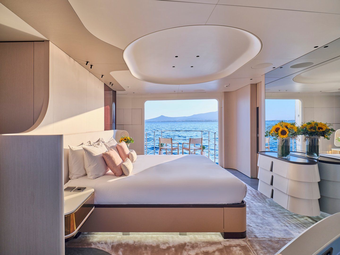 Volo Mare Azimut motor yacht charter in Greece Eole yachting
