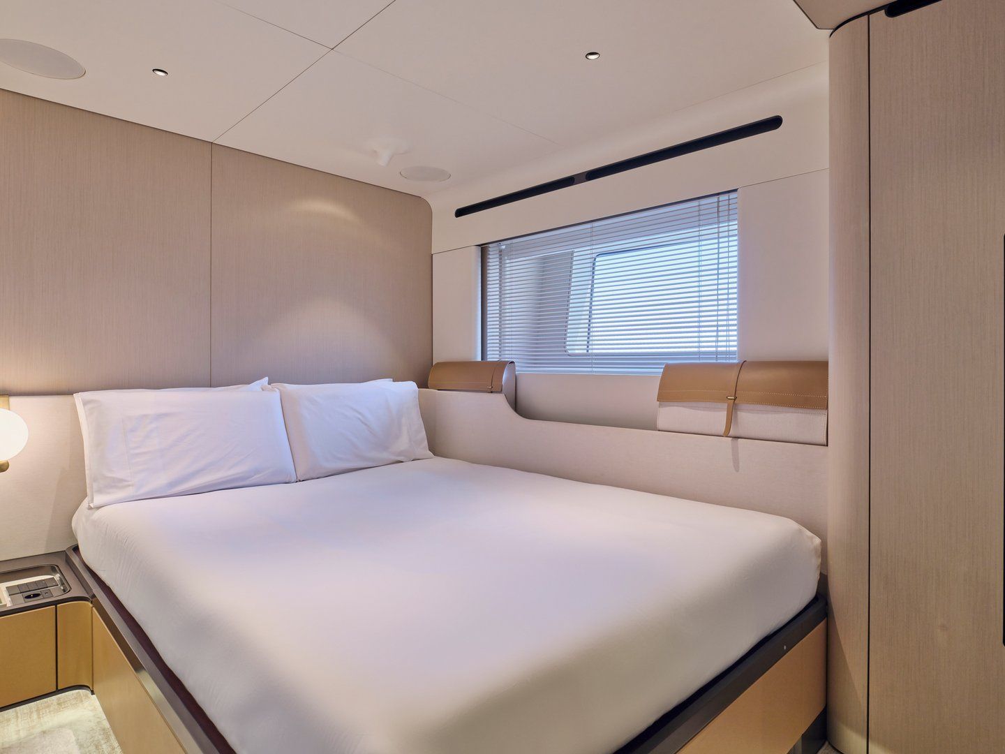Volo Mare Azimut motor yacht charter in Greece Eole yachting