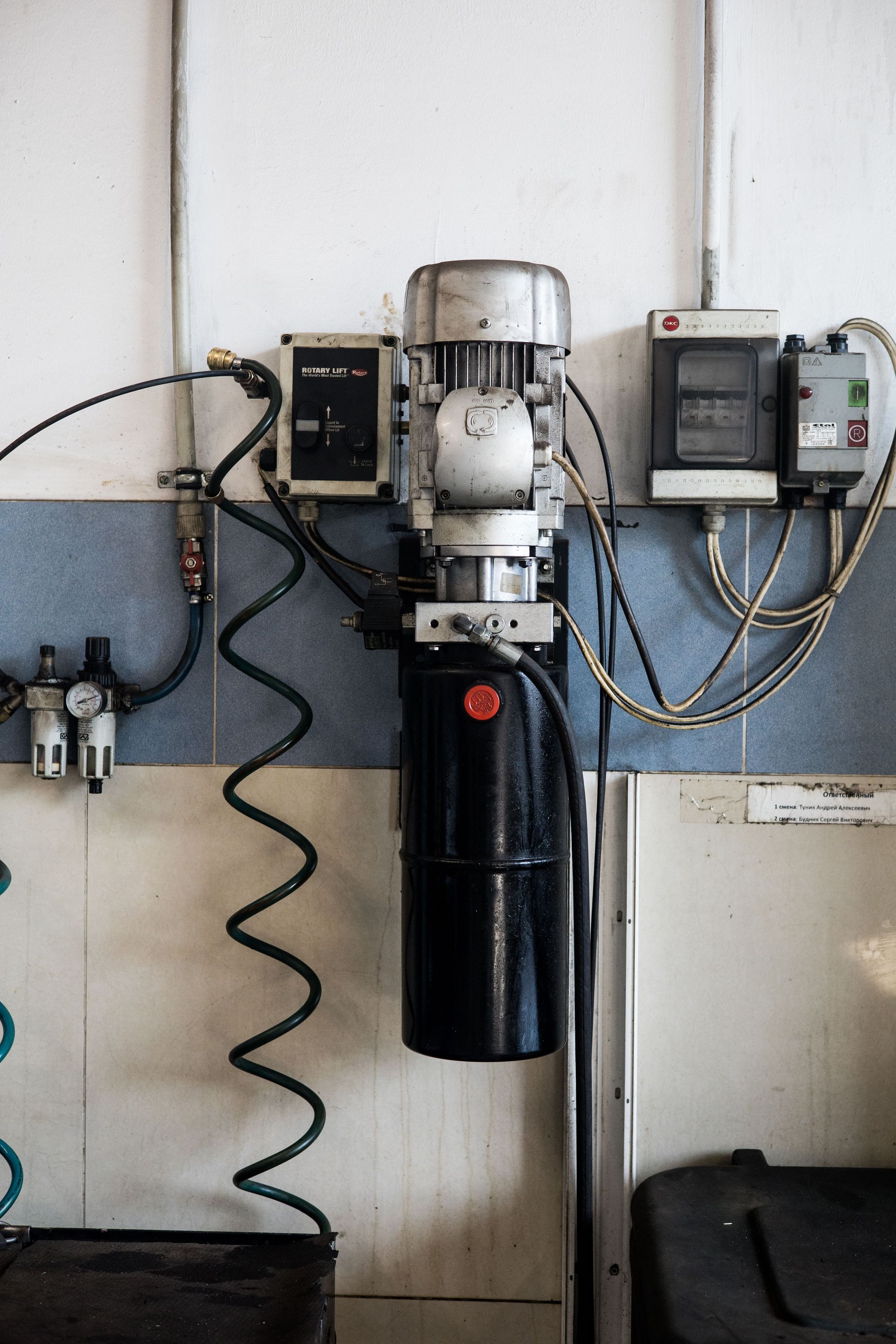 Técnico revisando motores eléctricos industriales en sala de máquinas