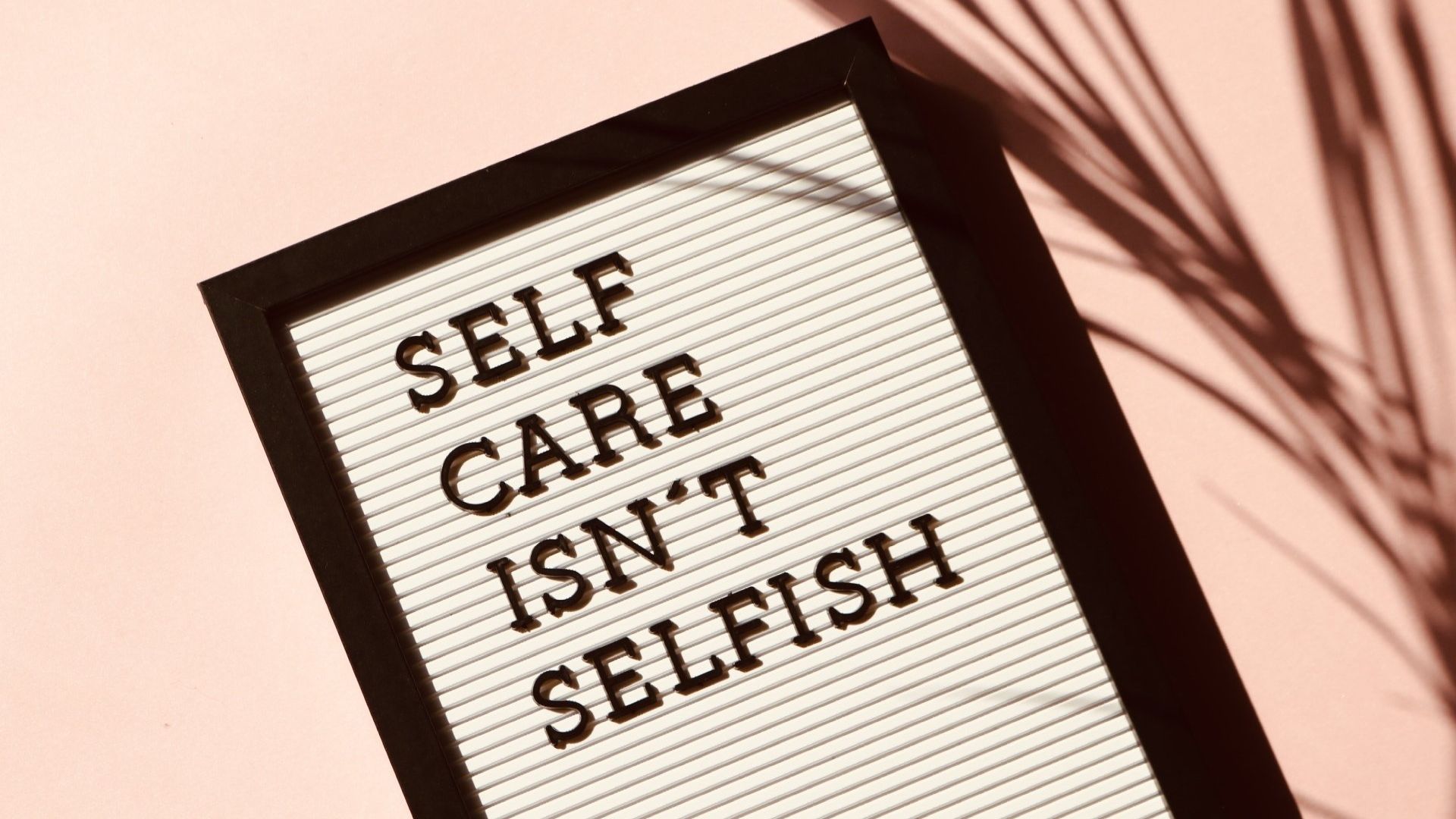 A sign that says 