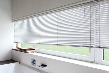 Fenster mit Horizontal-Jalousien