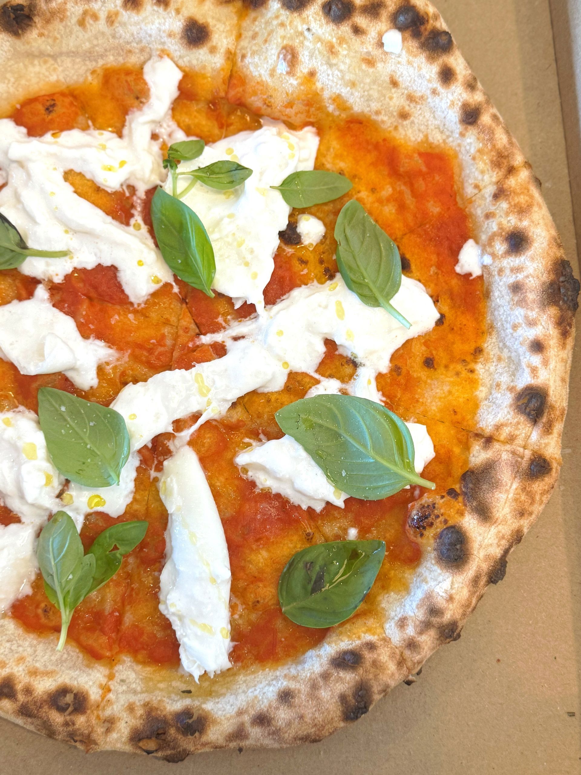 Pizza with tomato sauce, mozzarella, and basil | Mumbos Pizza 'n' Pasta