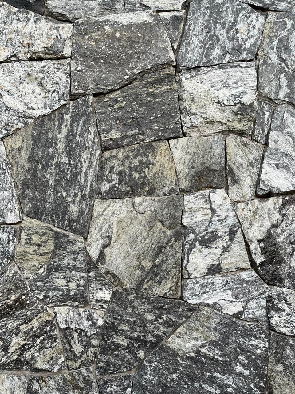 pedra andorinha, pedra andorinha revestimento, revestimento cinza natural, pedra para fachada, revestimento natural cinza, pedra para parede externa, revestimento contemporâneo, pedra natural fachada, pedra andorinha serrada, pedra andorinha orgânica, revestimento quartzito cinza