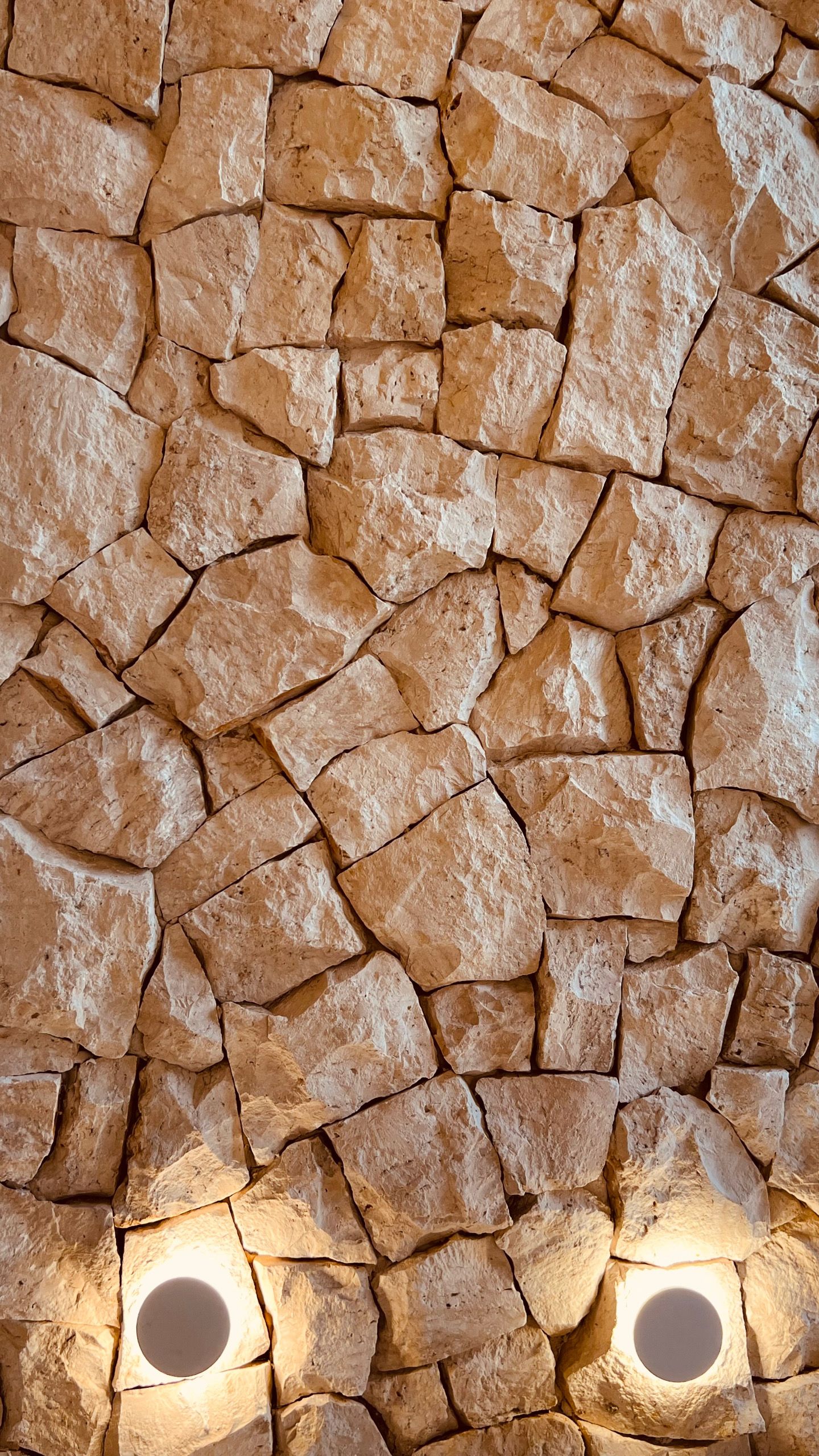 pedra olímpia, pedra olímpia revestimento, revestimento creme rockface, pedra para fachada, revestimento natural bege claro, pedra para parede rústica, revestimento contemporâneo orgânico, pedra natural para caixa de escada, pedra creme com madeira