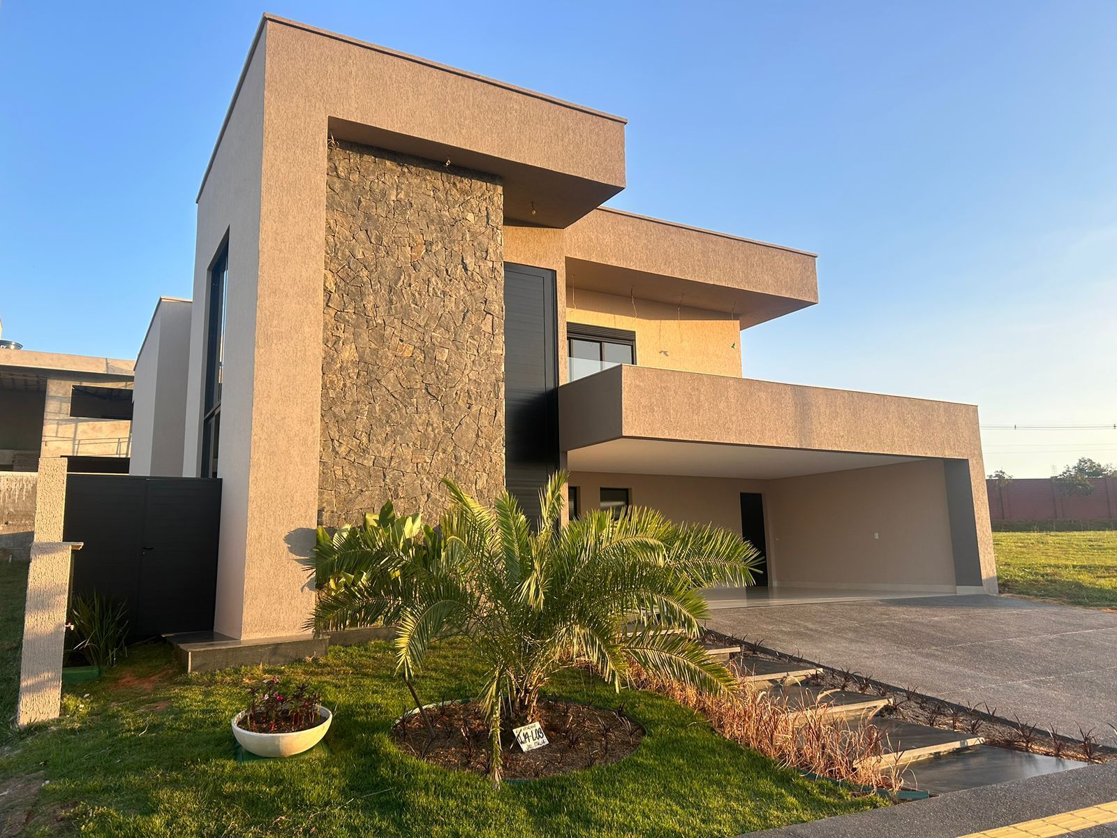 bossa nero, pedra bossa nero, bossa nero revestimento, revestimento grafite, pedra para fachada escura, revestimento natural preto, pedra para parede rockface, revestimento contemporâneo escuro, pedra natural para volume de fachada, pedra escura com pastilha, revestimento para muro grafite
