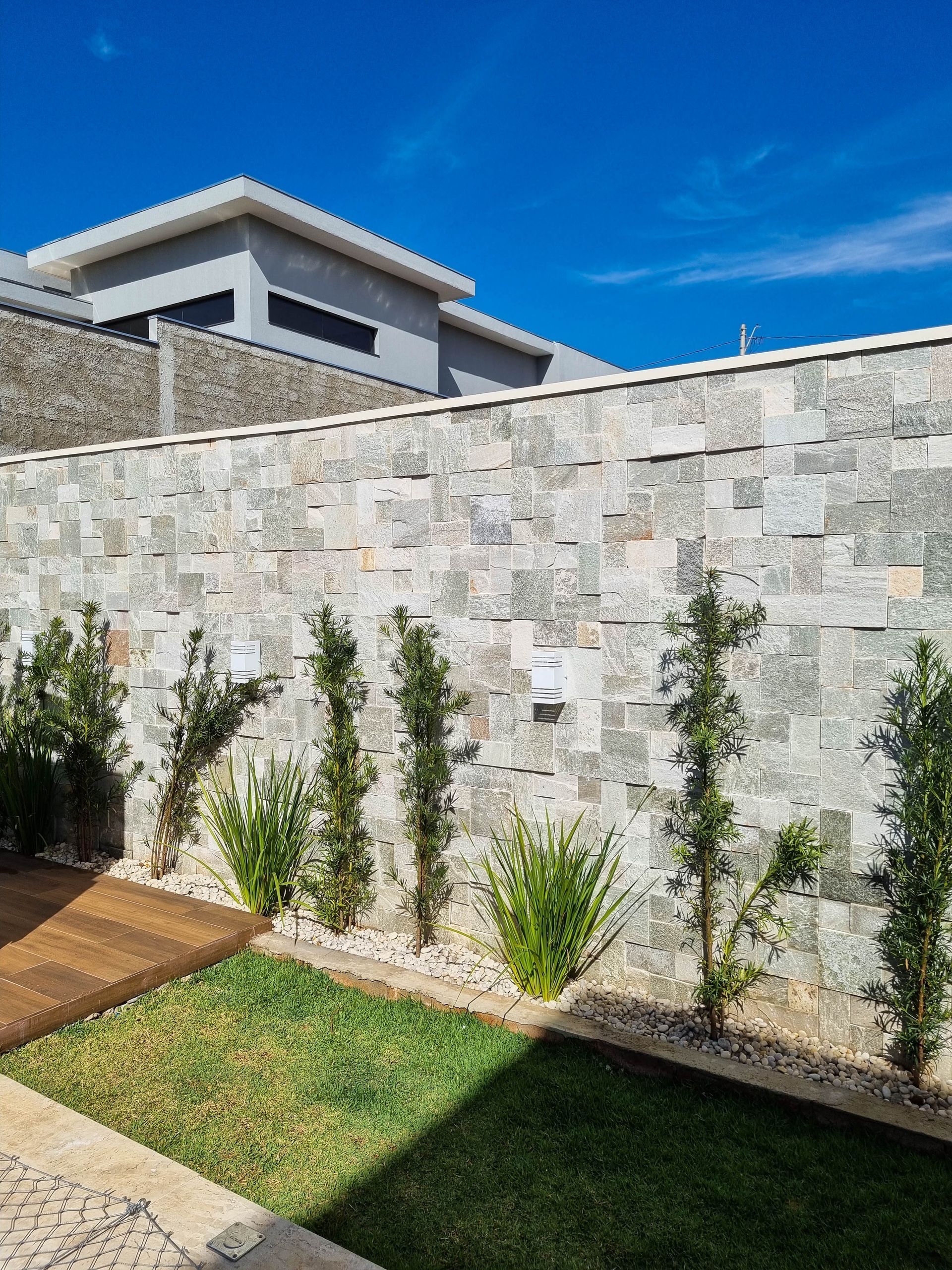 pedra jade, pedra jade revestimento, revestimento verde natural, pedra para fachada, revestimento natural verde-acinzentado, pedra para parede externa, revestimento contemporâneo, pedra natural para muro, pedra jade mosaico, quartzito verde revestimento