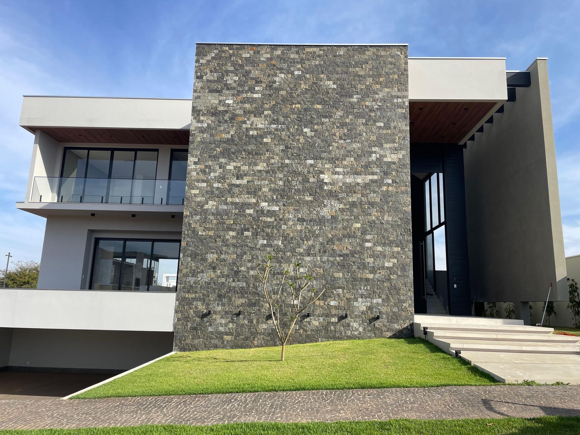 bossa nero, pedra bossa nero, bossa nero revestimento, revestimento grafite, pedra para fachada escura, revestimento natural preto, pedra para parede rockface, revestimento contemporâneo escuro, pedra natural para volume de fachada, pedra escura com pastilha, revestimento para muro grafite
