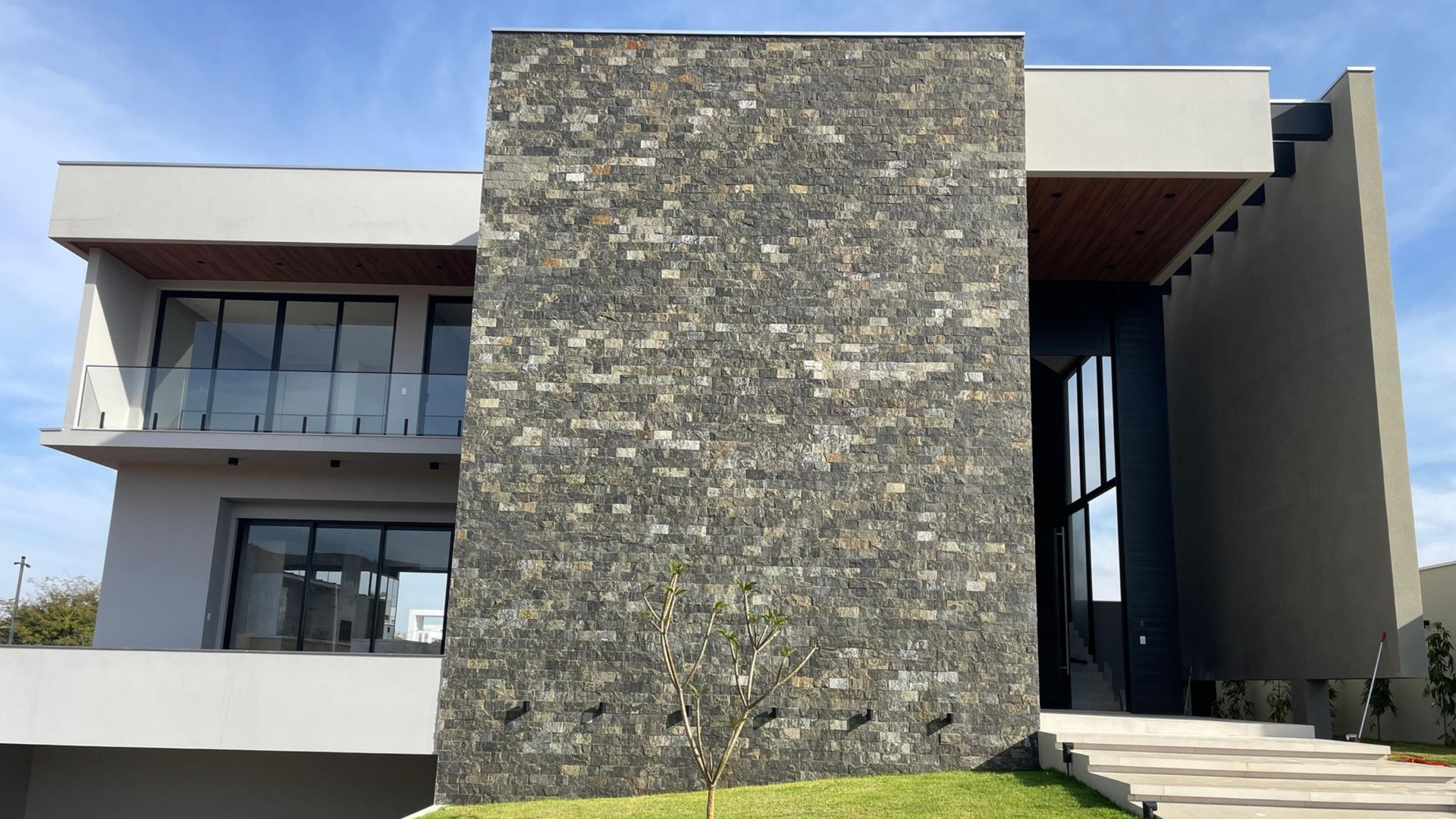 bossa nero, pedra bossa nero, bossa nero revestimento, revestimento grafite, pedra para fachada escura, revestimento natural preto, pedra para parede rockface, revestimento contemporâneo escuro, pedra natural para volume de fachada, pedra escura com pastilha, revestimento para muro grafite