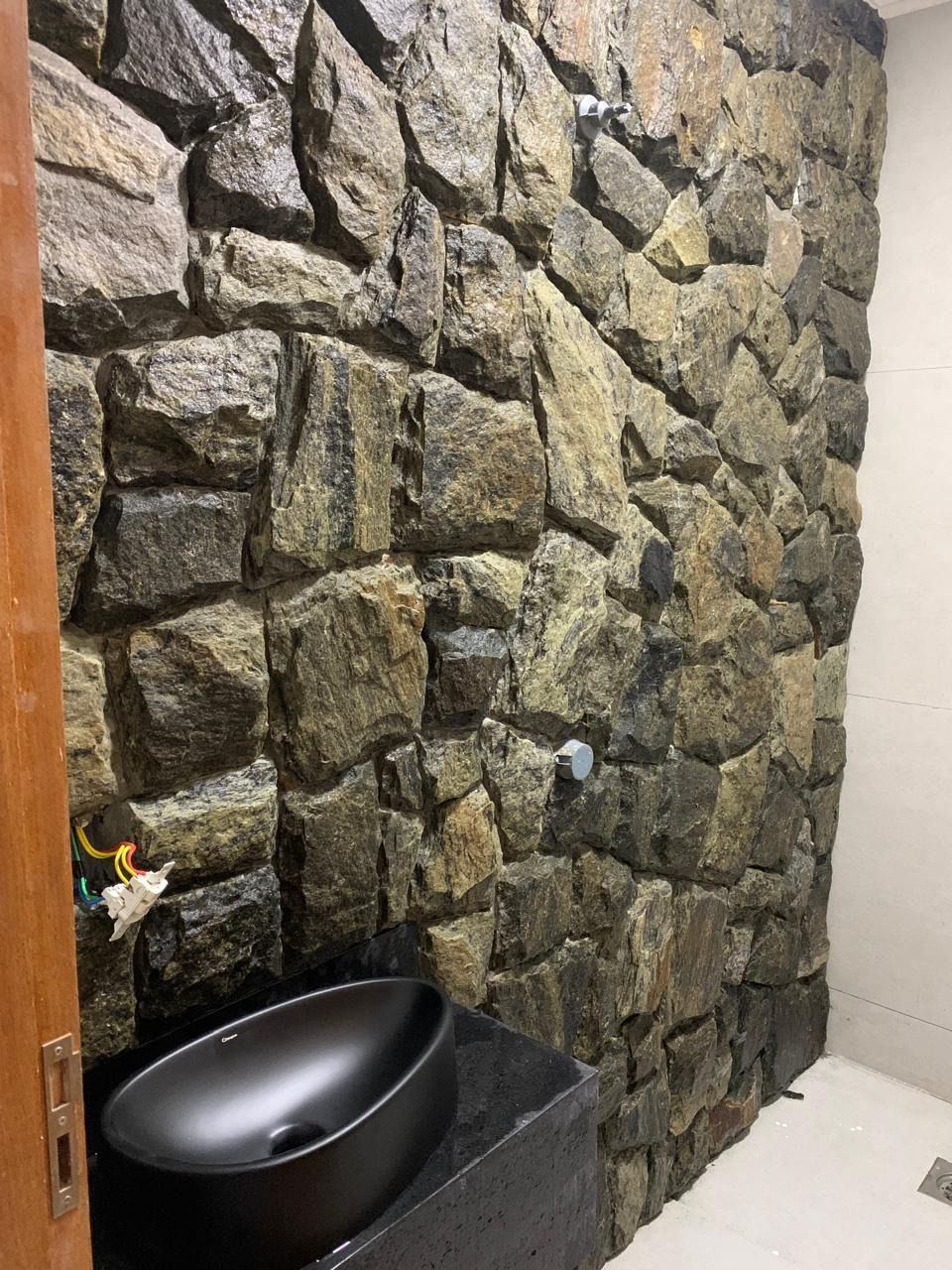 bossa nero, pedra bossa nero, bossa nero revestimento, revestimento grafite, pedra para fachada escura, revestimento natural preto, pedra para parede rockface, revestimento contemporâneo escuro, pedra natural para volume de fachada, pedra escura com pastilha, revestimento para muro grafite