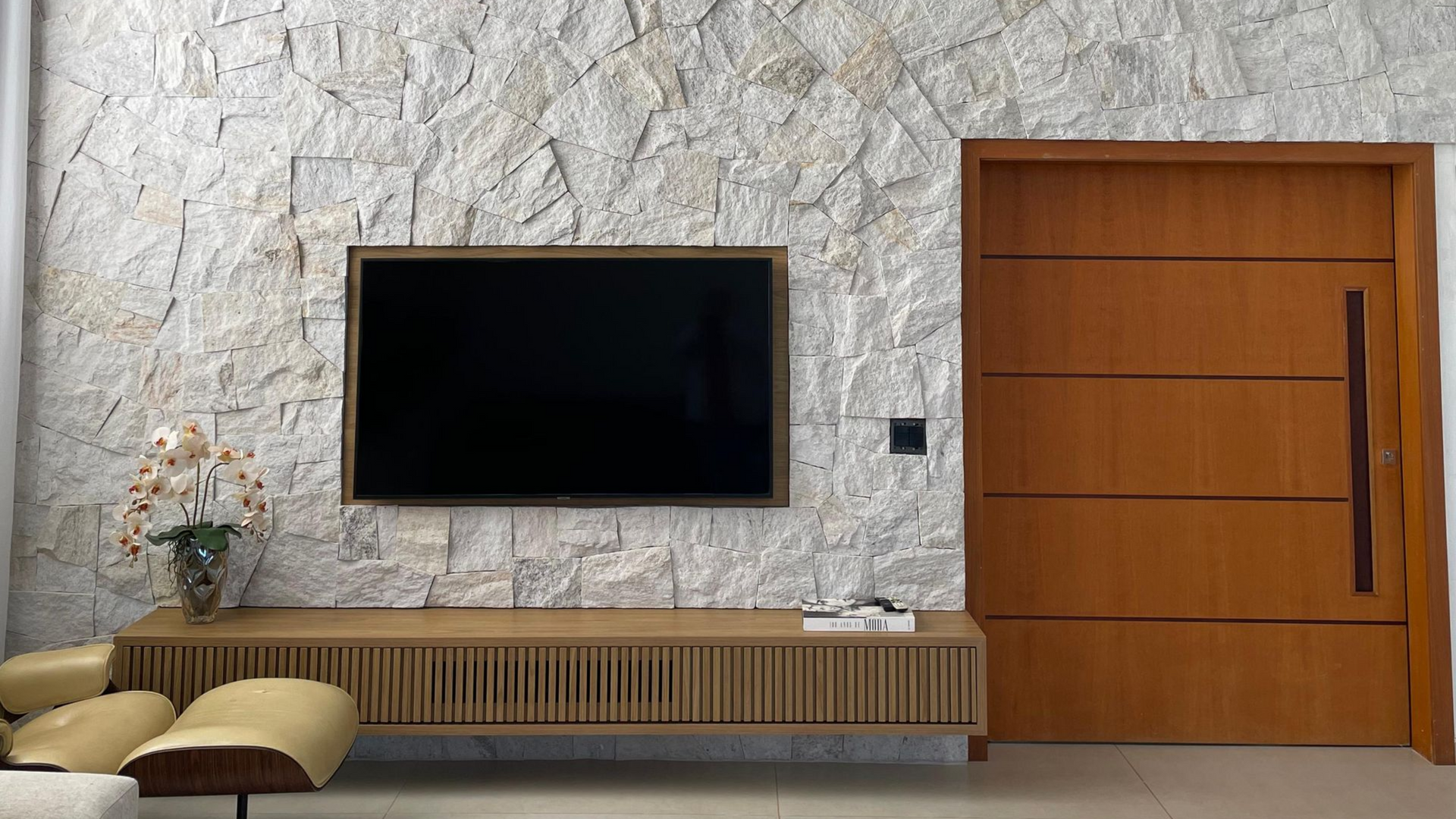 pedra bossa nova, bossa nova revestimento, pedra clara para fachada, revestimento natural off-white, pedra natural para muro, pedra clara para parede interna