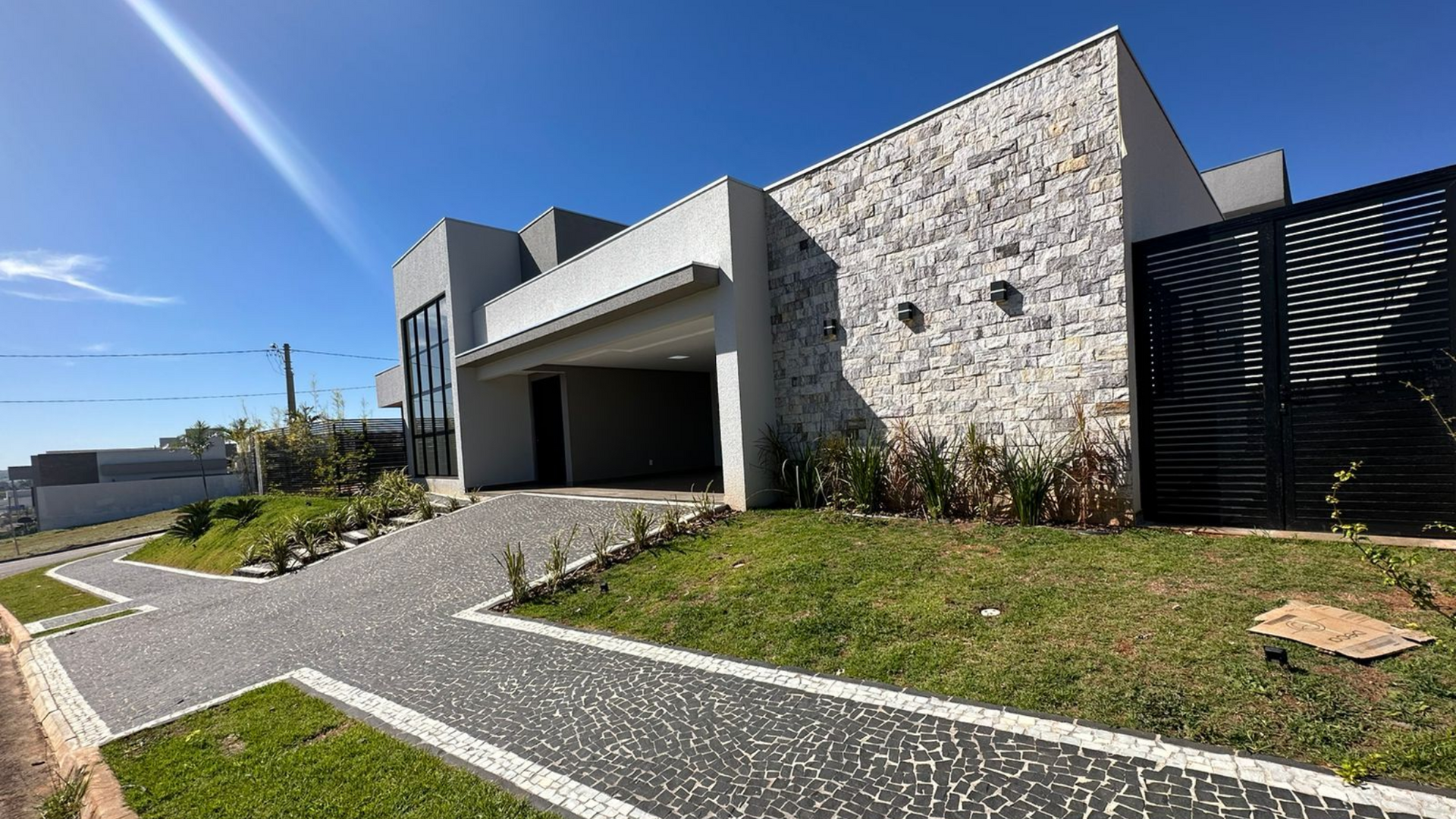 Pedra Copacabana natural aplicada em fachadas e paredes, com peças irregulares e variações de tons claros, bege e terrosos.
