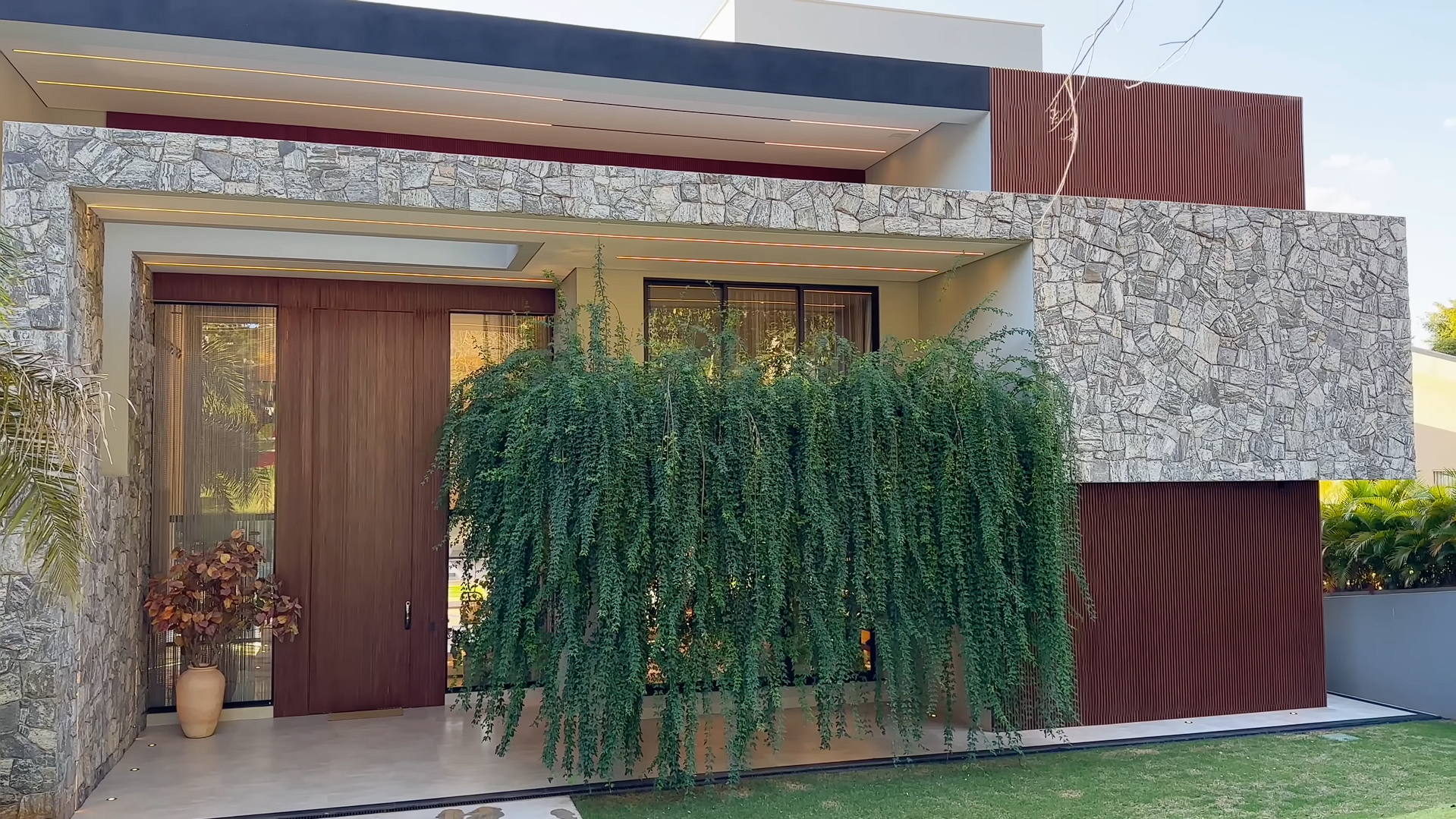 pedra andorinha, pedra andorinha revestimento, revestimento cinza natural, pedra para fachada, revestimento natural cinza, pedra para parede externa, revestimento contemporâneo, pedra natural fachada, pedra andorinha serrada, pedra andorinha orgânica, revestimento quartzito cinza