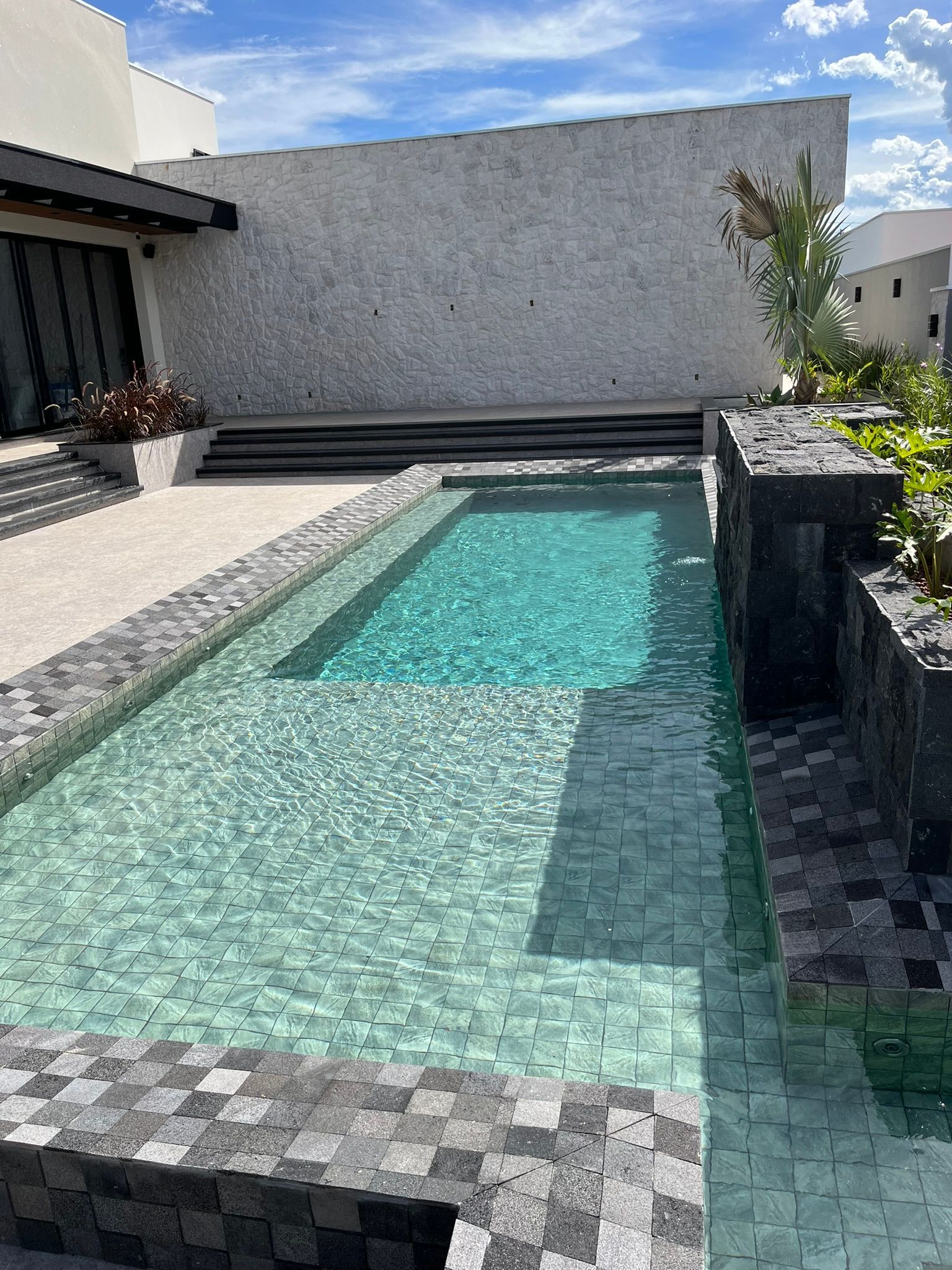 pedra hijau, hijau revestimento, pedra verde para piscina, revestimento natural verde, revestimento para piscina pedra natural, pedra para piscina verde, revestimento espelho d'água, pedra sukabumi, revestimento contemporâneo verde, pedra natural para spa, mosaico de pedra verde