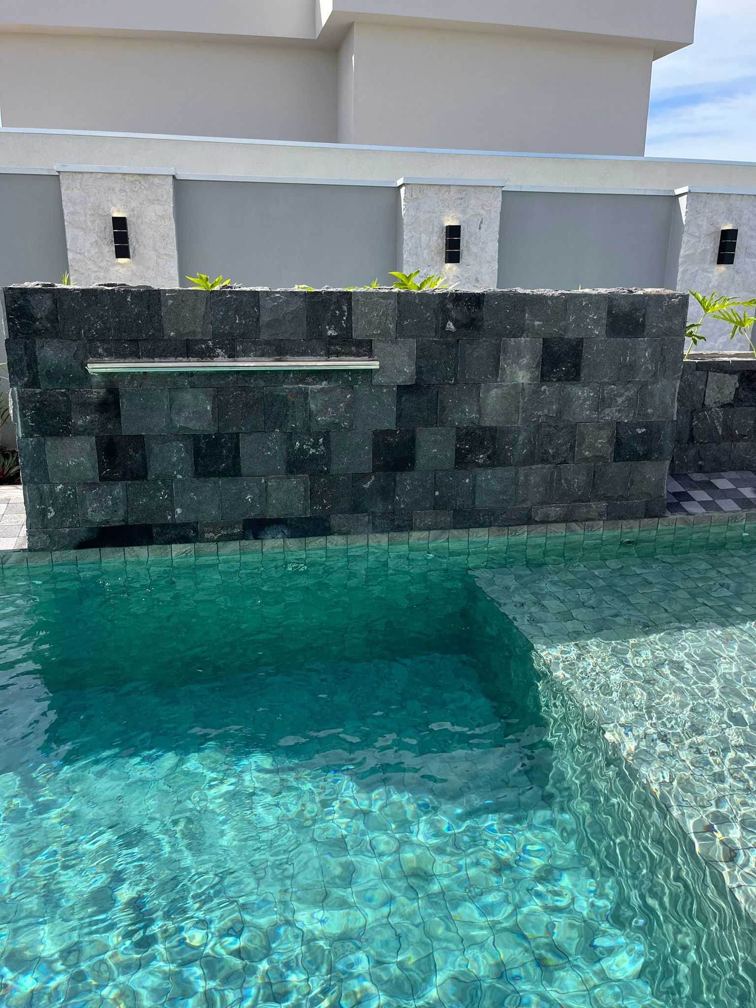 pedra hitam, hitam revestimento, pedra vulcânica preta, revestimento natural preto, pedra de lava para parede, pedra preta para fachada, revestimento para muro pedra natural, pedra basáltica revestimento, revestimento contemporâneo preto, pedra para piscina preta, mosaico de pedra vulcânica