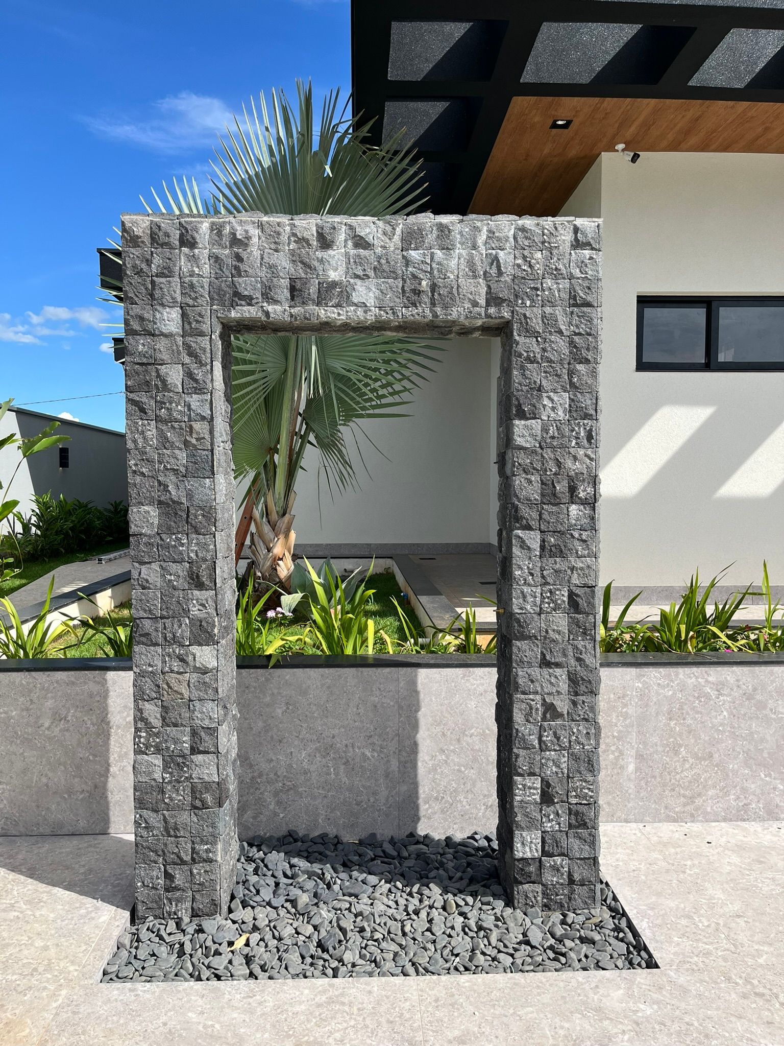 pedra hitam, hitam revestimento, pedra vulcânica preta, revestimento natural preto, pedra de lava para parede, pedra preta para fachada, revestimento para muro pedra natural, pedra basáltica revestimento, revestimento contemporâneo preto, pedra para piscina preta, mosaico de pedra vulcânica
