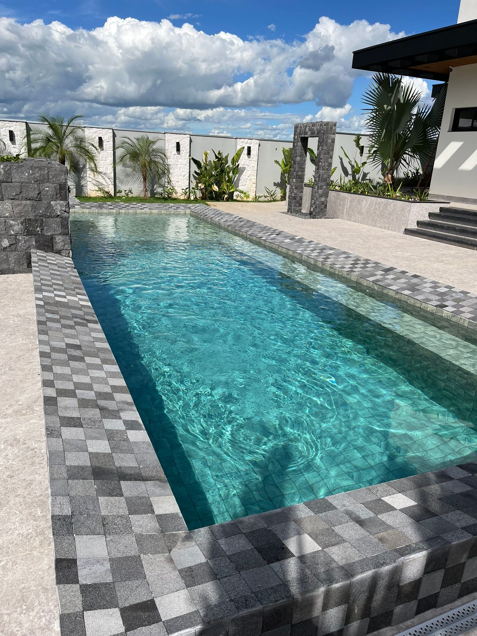 pedra hitam, hitam revestimento, pedra vulcânica preta, revestimento natural preto, pedra de lava para parede, pedra preta para fachada, revestimento para muro pedra natural, pedra basáltica revestimento, revestimento contemporâneo preto, pedra para piscina preta, mosaico de pedra vulcânica