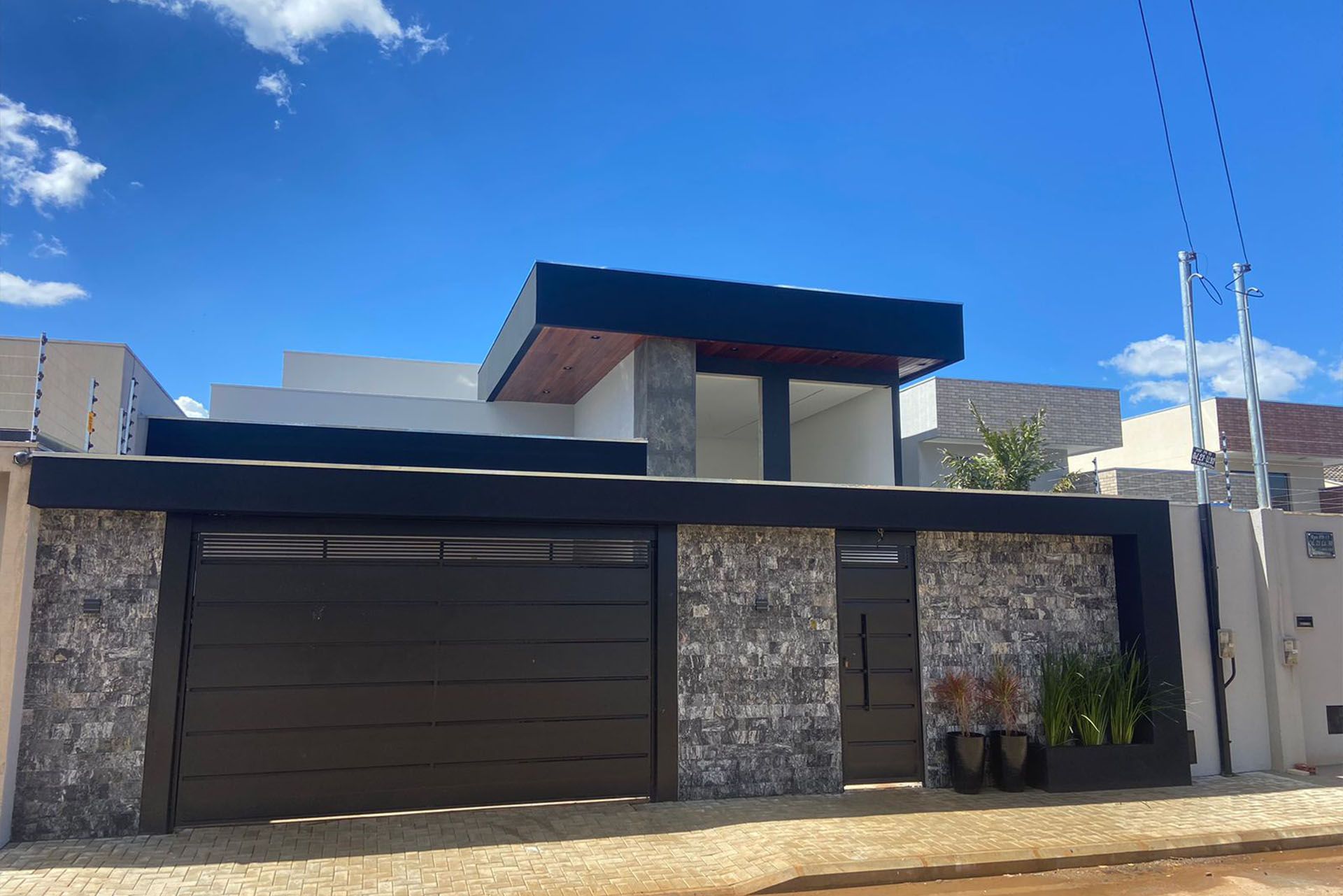 pedra andorinha, pedra andorinha revestimento, revestimento cinza natural, pedra para fachada, revestimento natural cinza, pedra para parede externa, revestimento contemporâneo, pedra natural fachada, pedra andorinha serrada, pedra andorinha orgânica, revestimento quartzito cinza