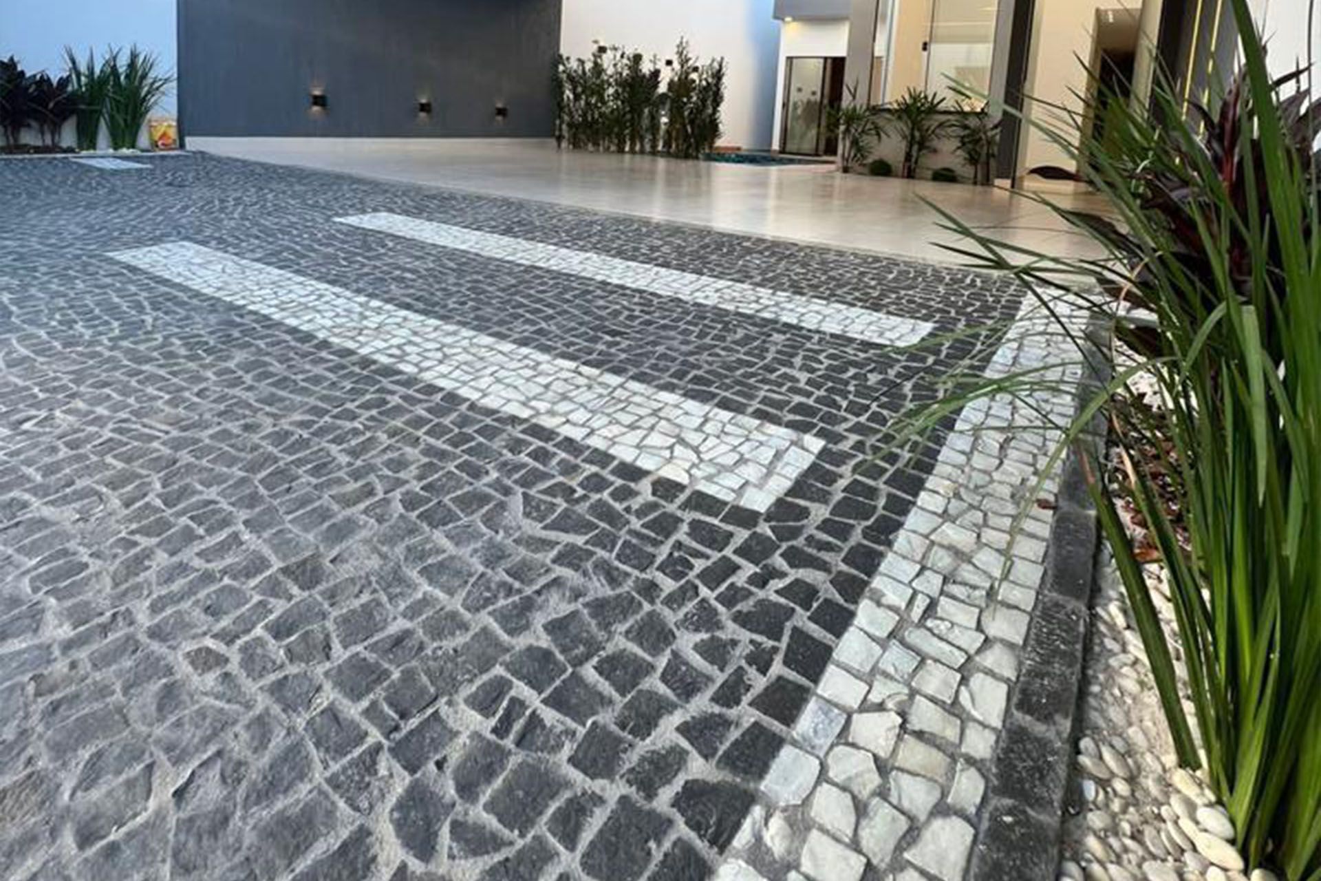pedra portuguesa preta, pedra portuguesa vermelha, pedra portuguesa branco gelo, pedra para garagem, piso externo mosaico, calçamento natural
