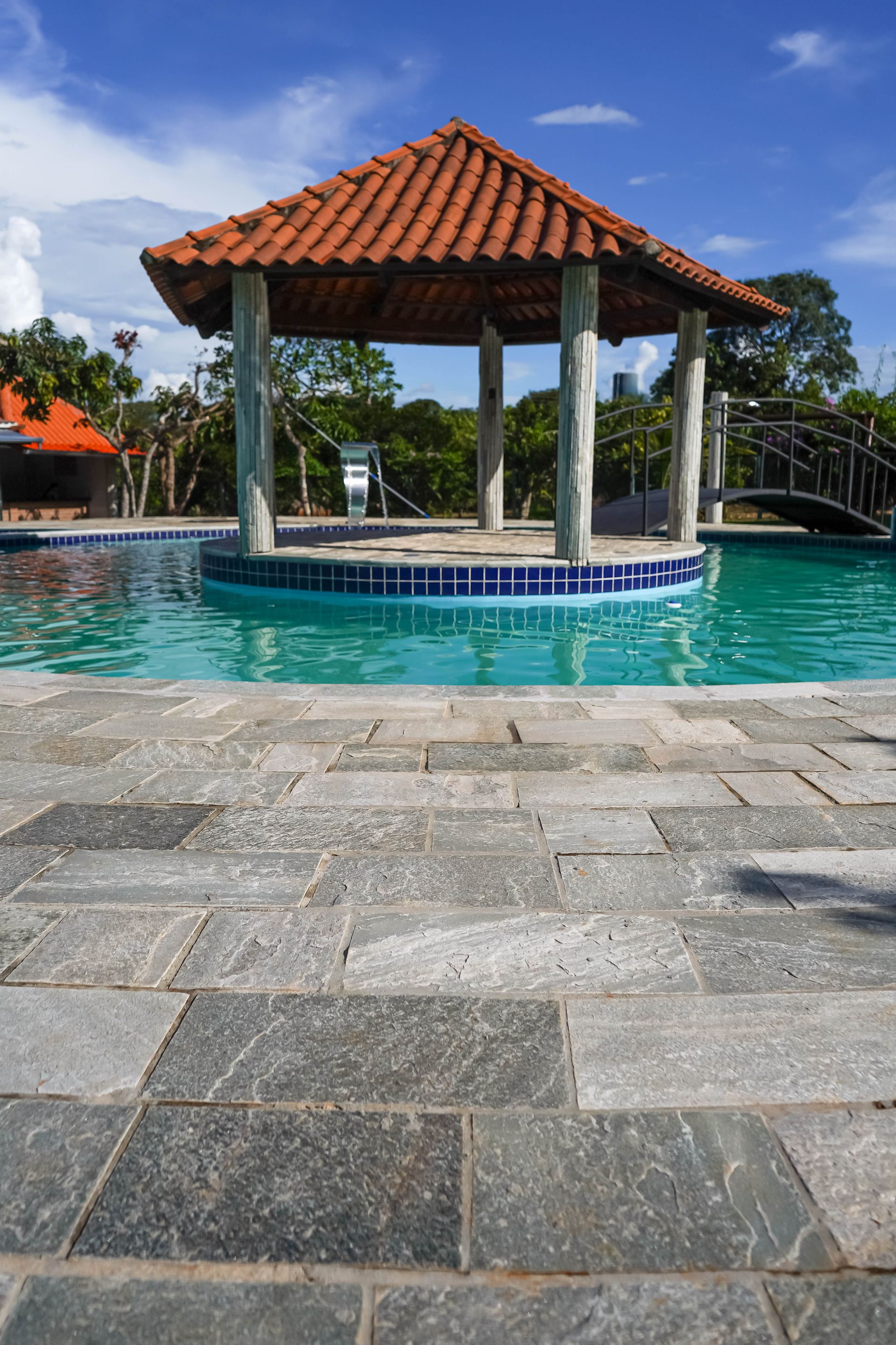 pedra jade, pedra jade revestimento, revestimento verde natural, pedra para fachada, revestimento natural verde-acinzentado, pedra para parede externa, revestimento contemporâneo, pedra natural para muro, pedra jade mosaico, quartzito verde revestimento