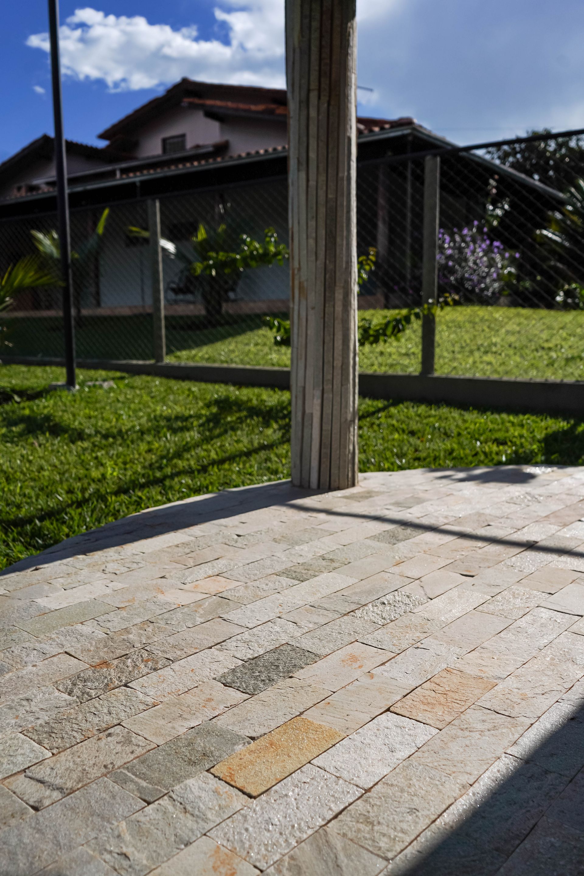 pedra jade, pedra jade revestimento, revestimento verde natural, pedra para fachada, revestimento natural verde-acinzentado, pedra para parede externa, revestimento contemporâneo, pedra natural para muro, pedra jade mosaico, quartzito verde revestimento