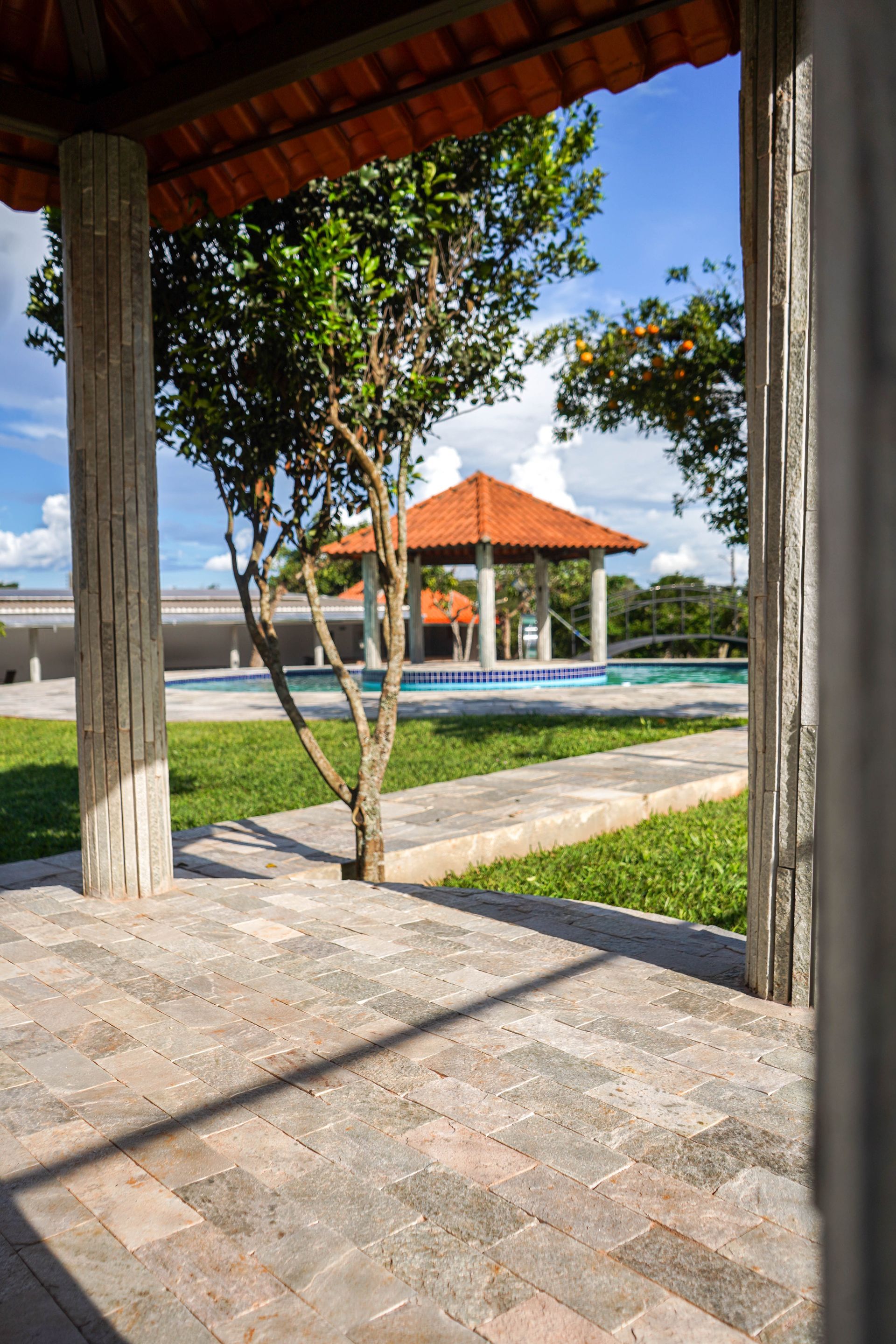 pedra jade, pedra jade revestimento, revestimento verde natural, pedra para fachada, revestimento natural verde-acinzentado, pedra para parede externa, revestimento contemporâneo, pedra natural para muro, pedra jade mosaico, quartzito verde revestimento