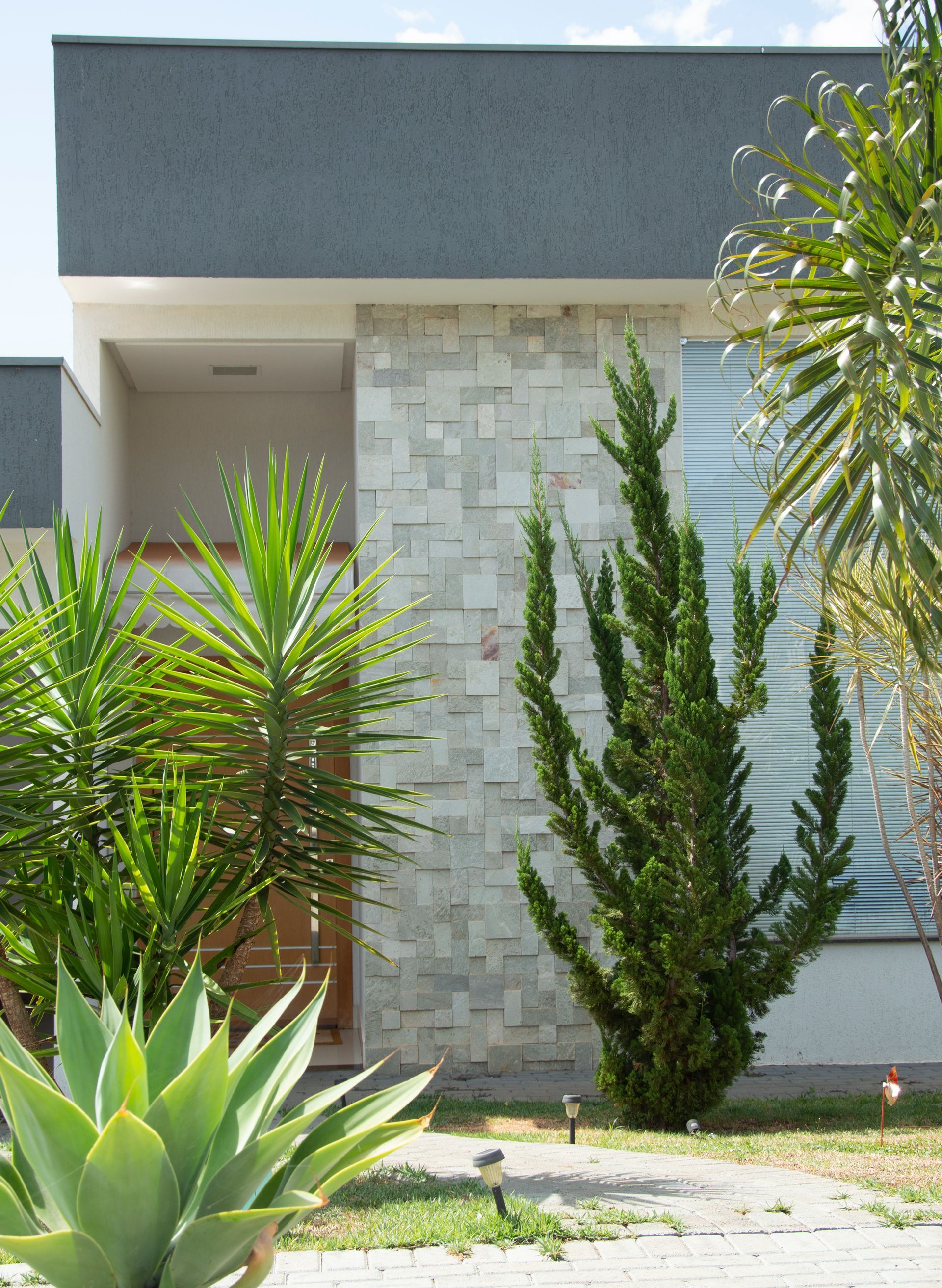 pedra jade, pedra jade revestimento, revestimento verde natural, pedra para fachada, revestimento natural verde-acinzentado, pedra para parede externa, revestimento contemporâneo, pedra natural para muro, pedra jade mosaico, quartzito verde revestimento