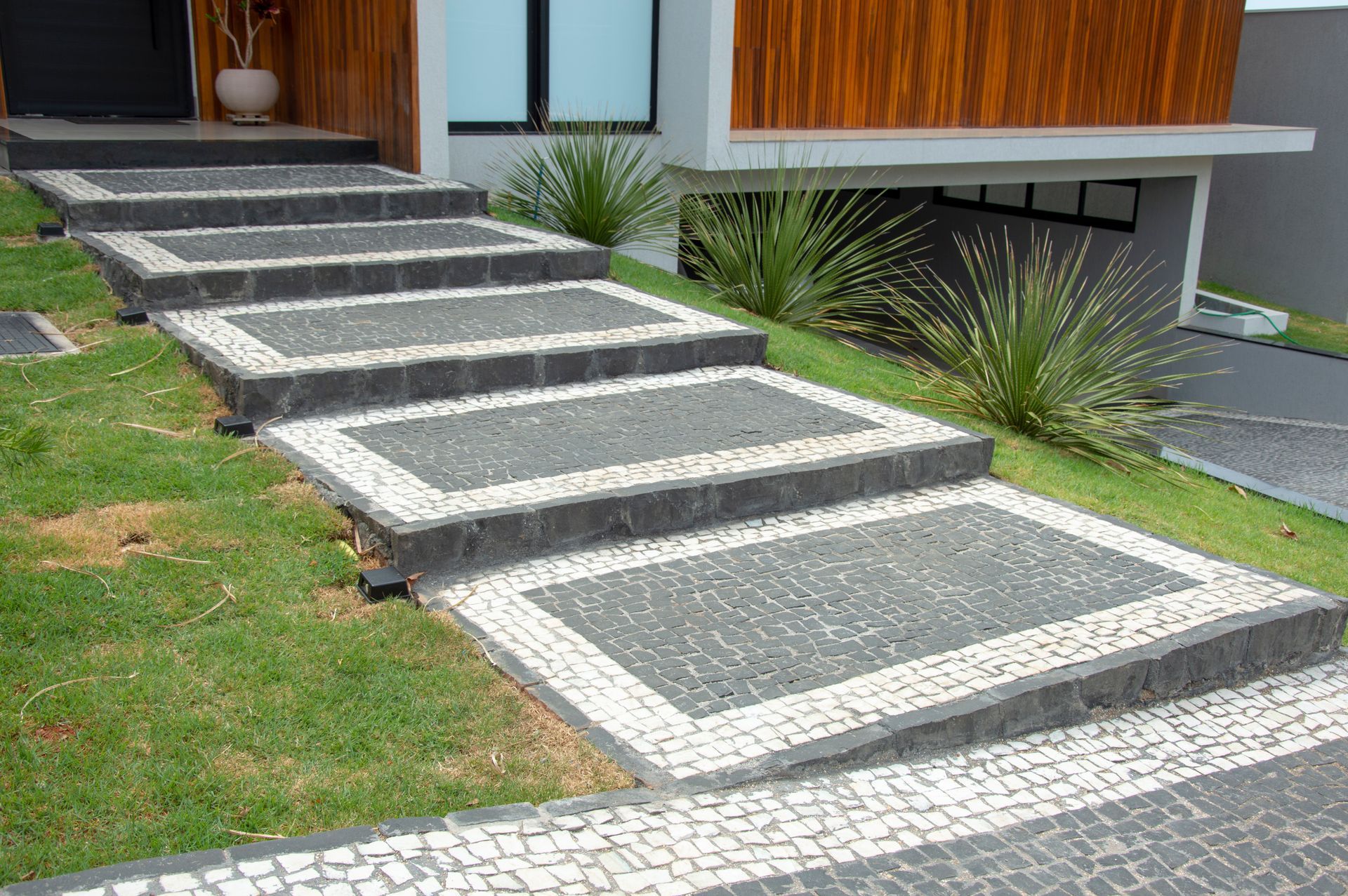 pedra portuguesa, pedra portuguesa revestimento, pedra portuguesa colorida, pedra para calçada, revestimento natural para piso externo 