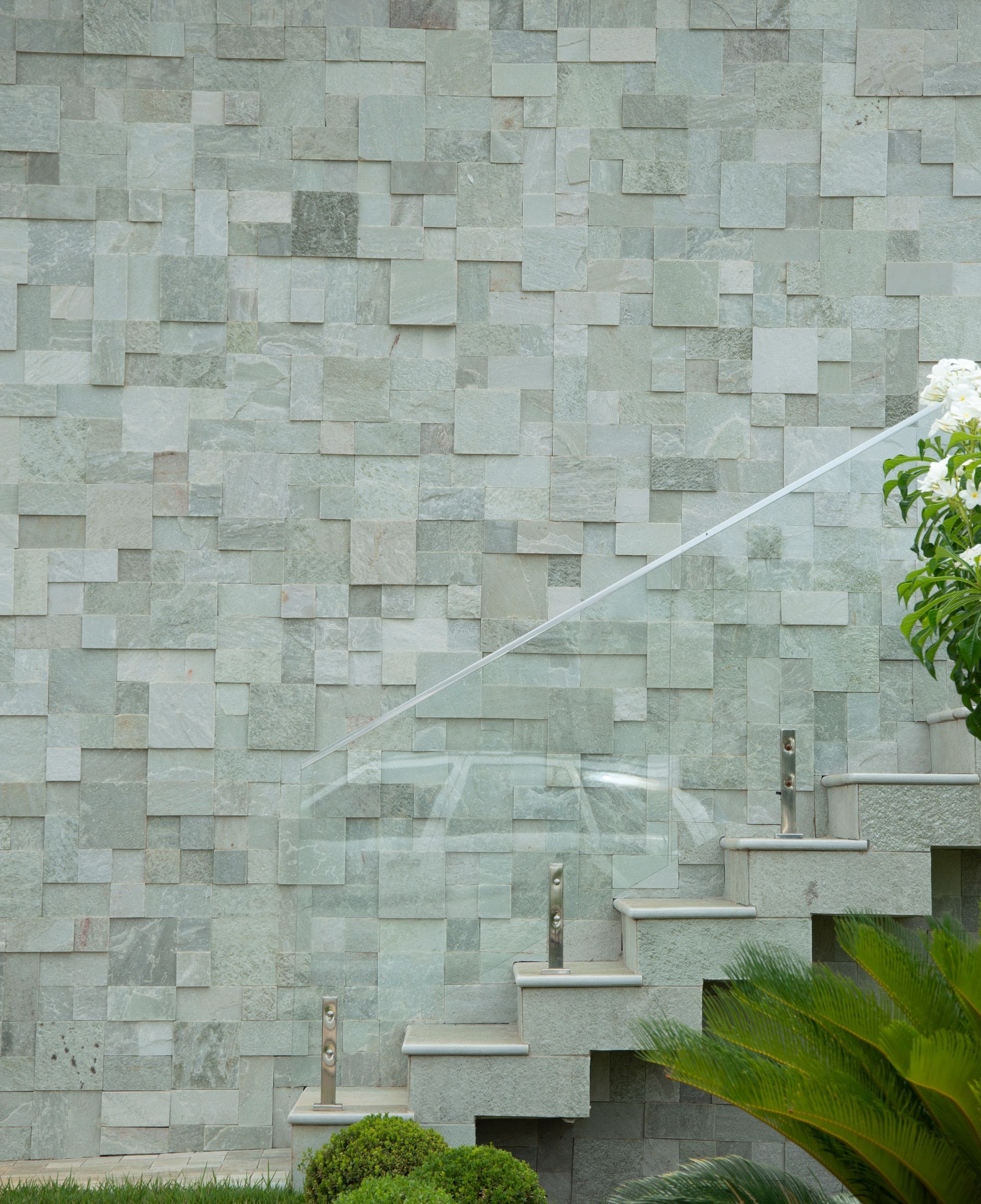 pedra jade, pedra jade revestimento, revestimento verde natural, pedra para fachada, revestimento natural verde-acinzentado, pedra para parede externa, revestimento contemporâneo, pedra natural para muro, pedra jade mosaico, quartzito verde revestimento
