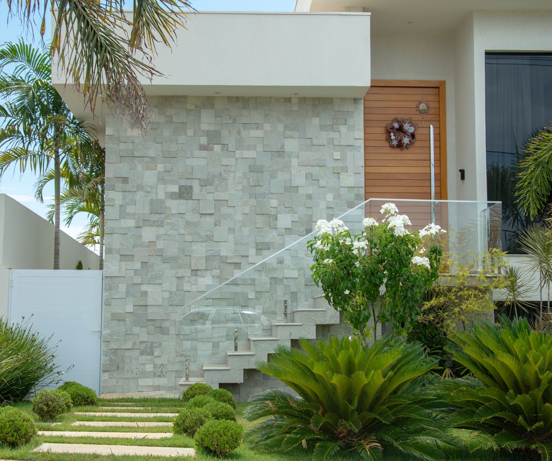 pedra jade, pedra jade revestimento, revestimento verde natural, pedra para fachada, revestimento natural verde-acinzentado, pedra para parede externa, revestimento contemporâneo, pedra natural para muro, pedra jade mosaico, quartzito verde revestimento