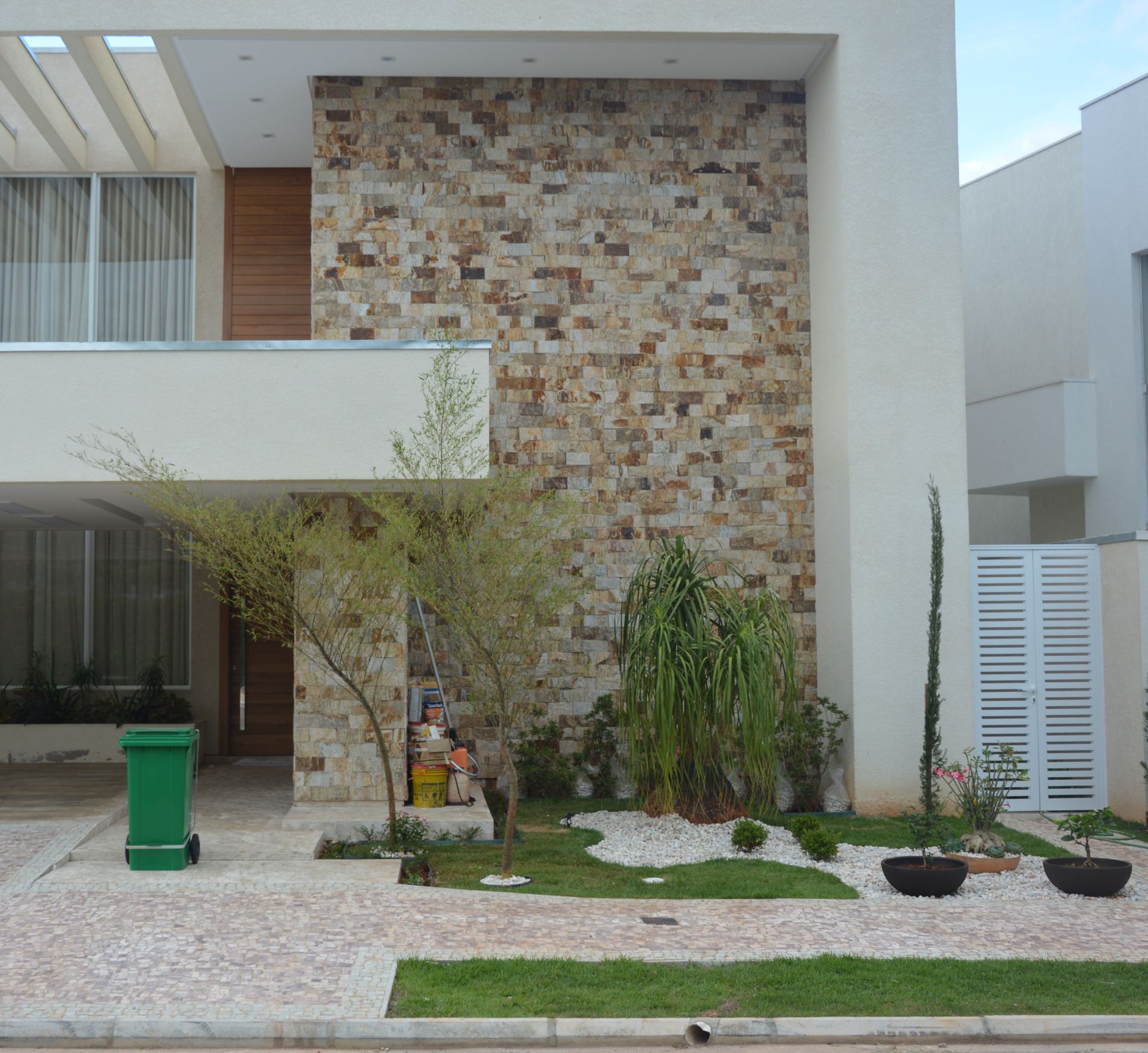 Pedra Amazon natural aplicada em fachadas, paredes e ambientes internos, com variações de tons terrosos, dourados e acinzentados.