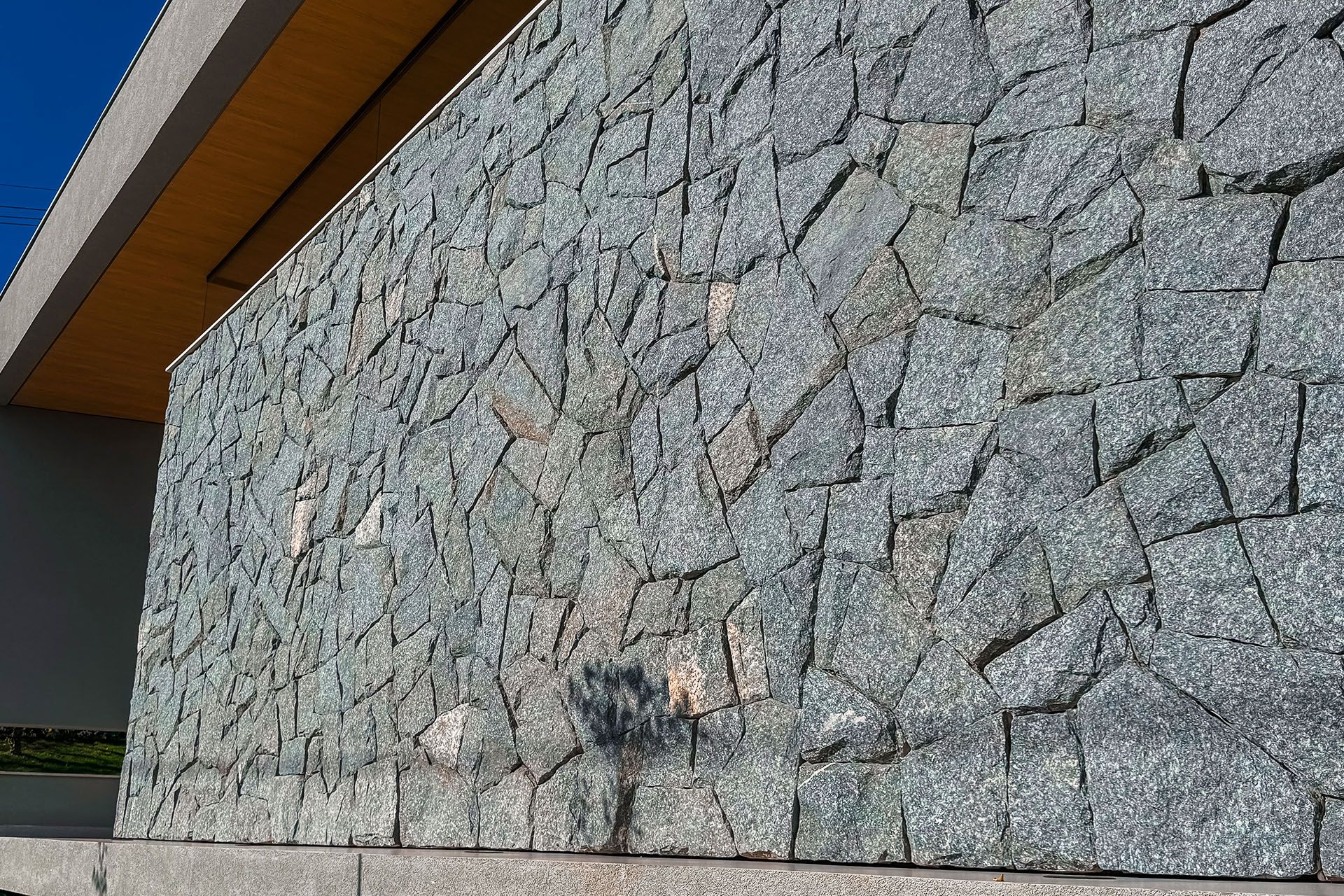 grey rustic, grey rustic revestimento, revestimento cinza rockface, pedra para fachada cinza, revestimento natural cinza, pedra para parede rústica, revestimento contemporâneo, pedra natural para fachada, pedra rockface com madeira, painel de pedra interno