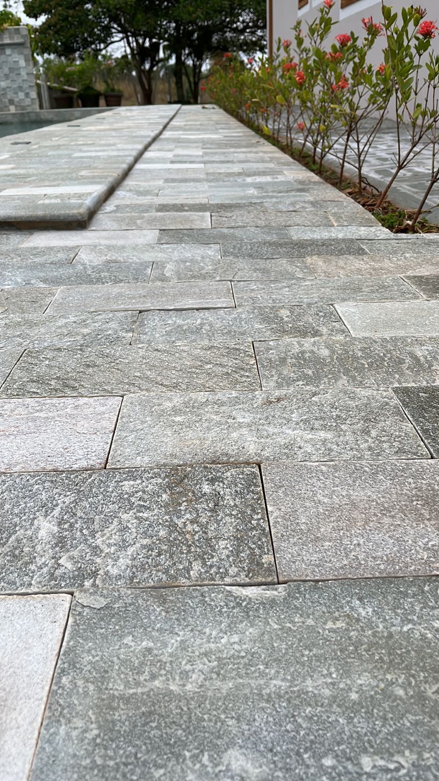 pedra jade, pedra jade revestimento, revestimento verde natural, pedra para fachada, revestimento natural verde-acinzentado, pedra para parede externa, revestimento contemporâneo, pedra natural para muro, pedra jade mosaico, quartzito verde revestimento