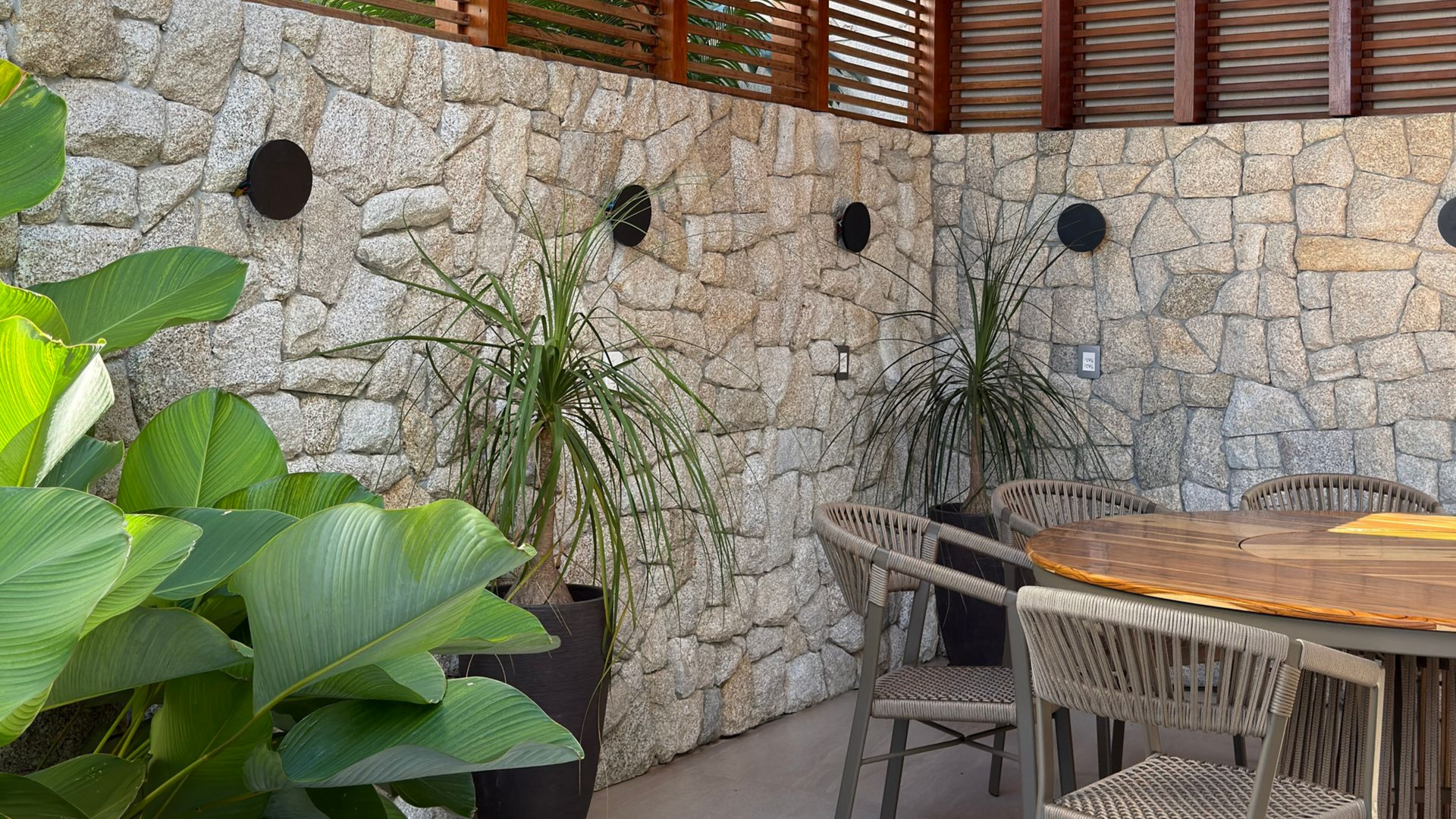 pedras naturais em alta, tendências de revestimento natural 2026, revestimento natural para fachada, travertino na arquitetura, pedra para parede externa