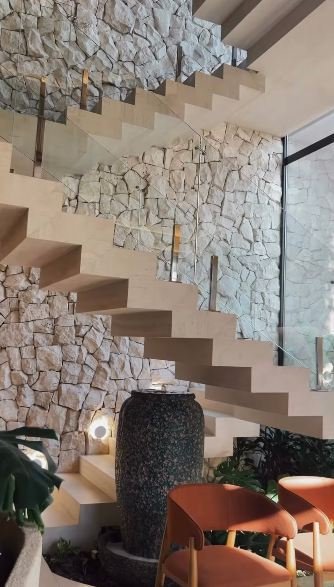 pedra olímpia, pedra olímpia revestimento, revestimento creme rockface, pedra para fachada, revestimento natural bege claro, pedra para parede rústica, revestimento contemporâneo orgânico, pedra natural para caixa de escada, pedra creme com madeira