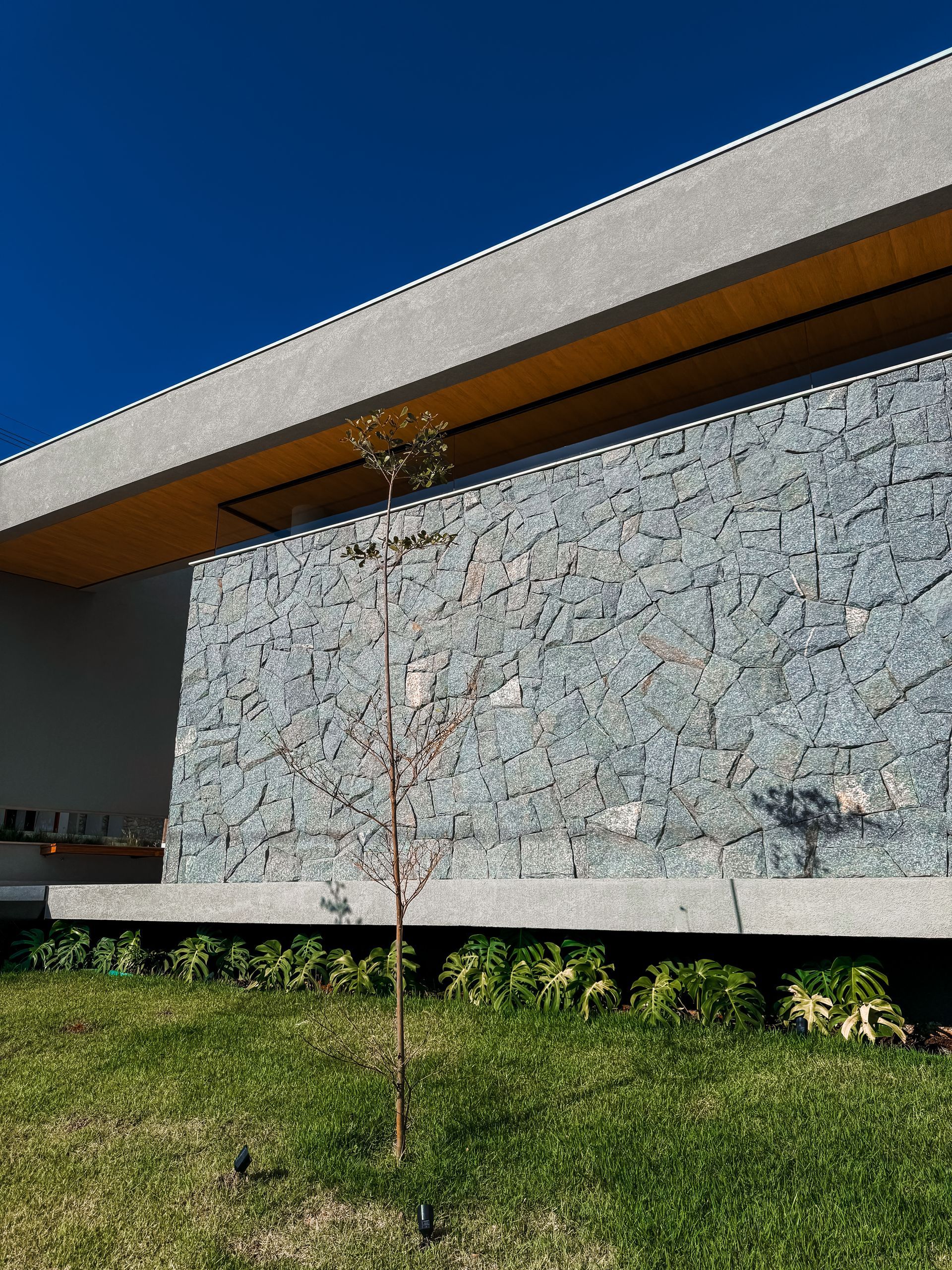 grey rustic, grey rustic revestimento, revestimento cinza rockface, pedra para fachada cinza, revestimento natural cinza, pedra para parede rústica, revestimento contemporâneo, pedra natural para fachada, pedra rockface com madeira, painel de pedra interno