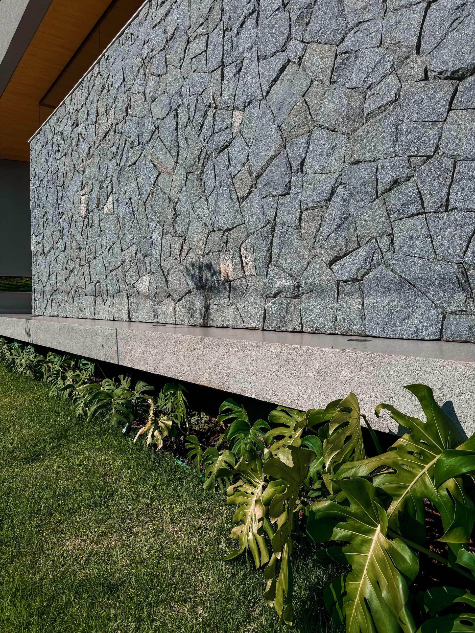 grey rustic, grey rustic revestimento, revestimento cinza rockface, pedra para fachada cinza, revestimento natural cinza, pedra para parede rústica, revestimento contemporâneo, pedra natural para fachada, pedra rockface com madeira, painel de pedra interno
