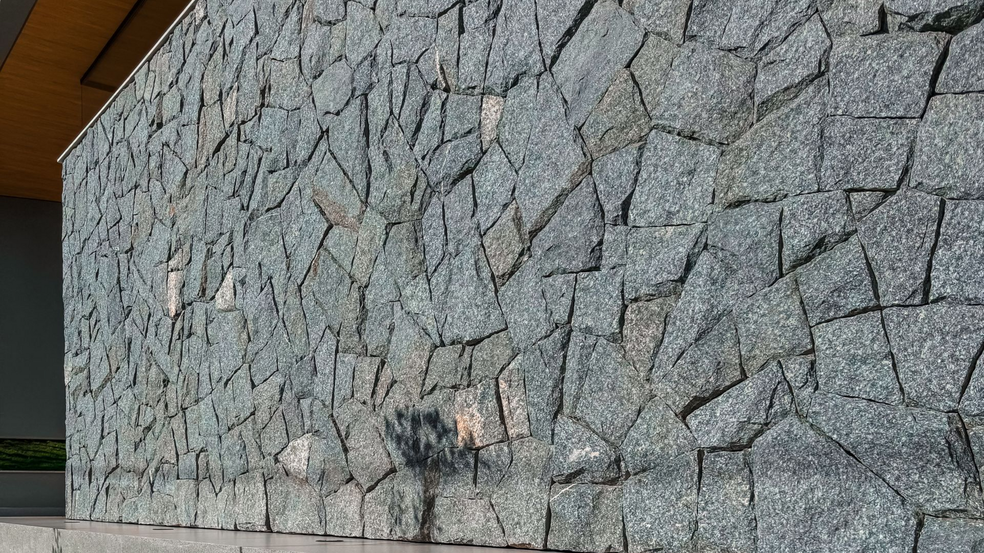 grey rustic, grey rustic revestimento, revestimento cinza rockface, pedra para fachada cinza, revestimento natural cinza 