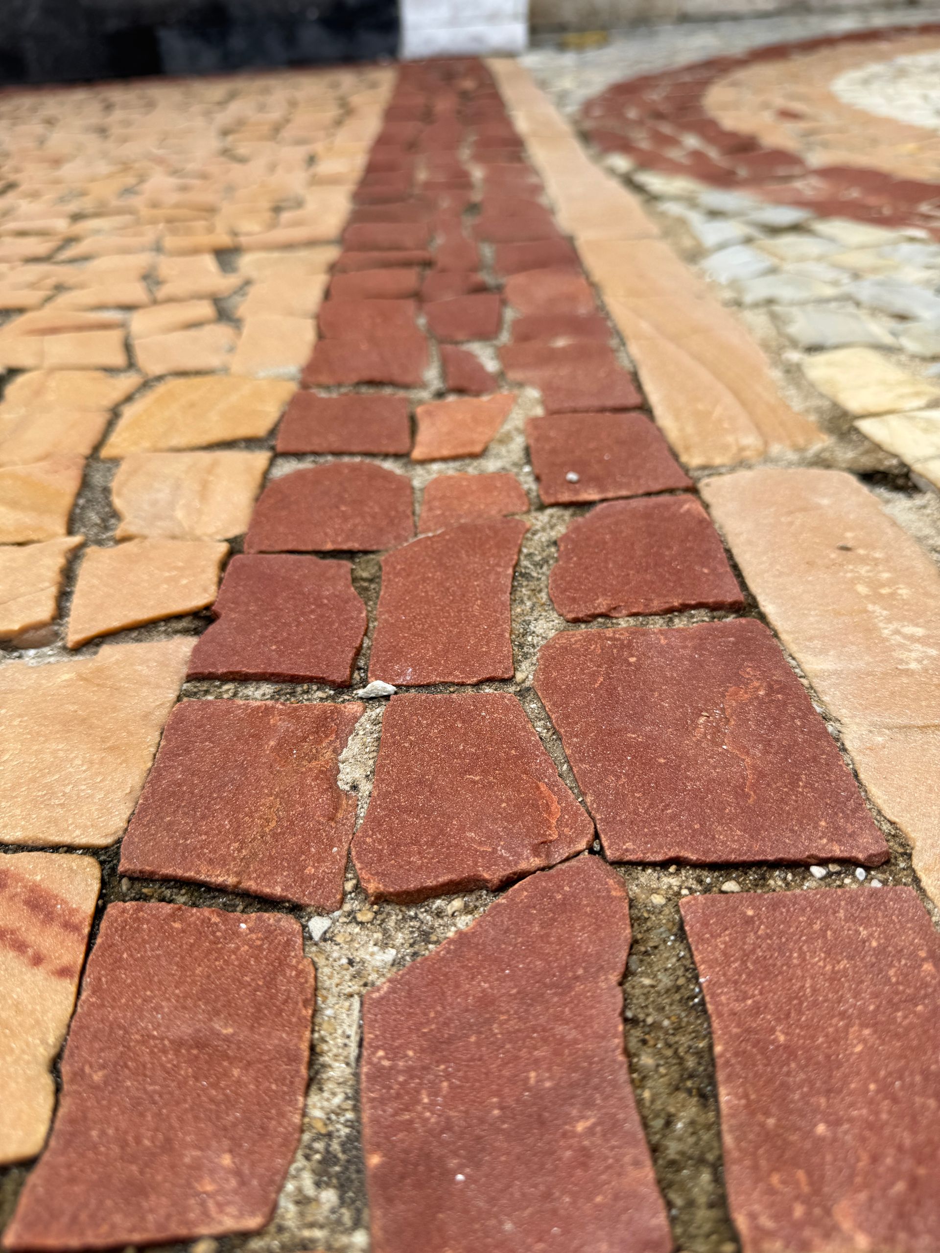 pedra portuguesa, pedra portuguesa revestimento, pedra portuguesa colorida, pedra para calçada, revestimento natural para piso externo 