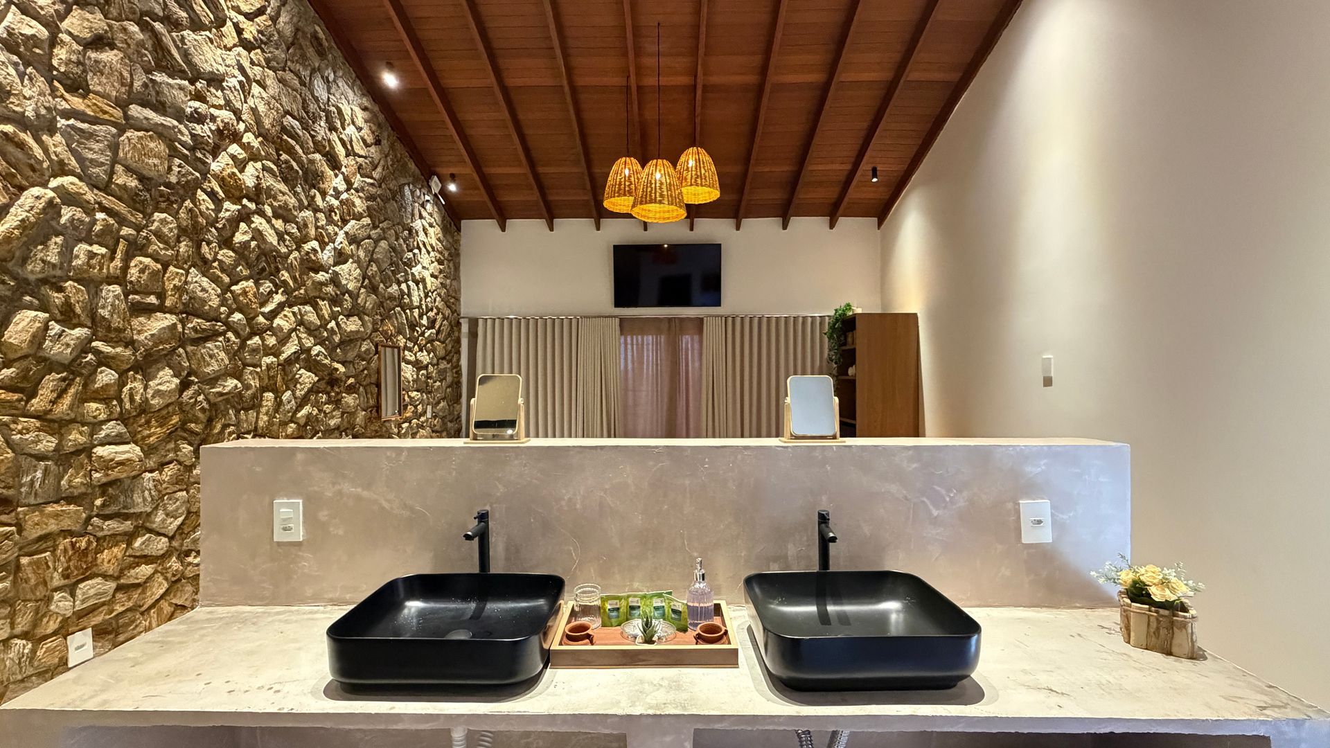 Pedra Amazon natural aplicada em fachadas, paredes e ambientes internos, com variações de tons terrosos, dourados e acinzentados.