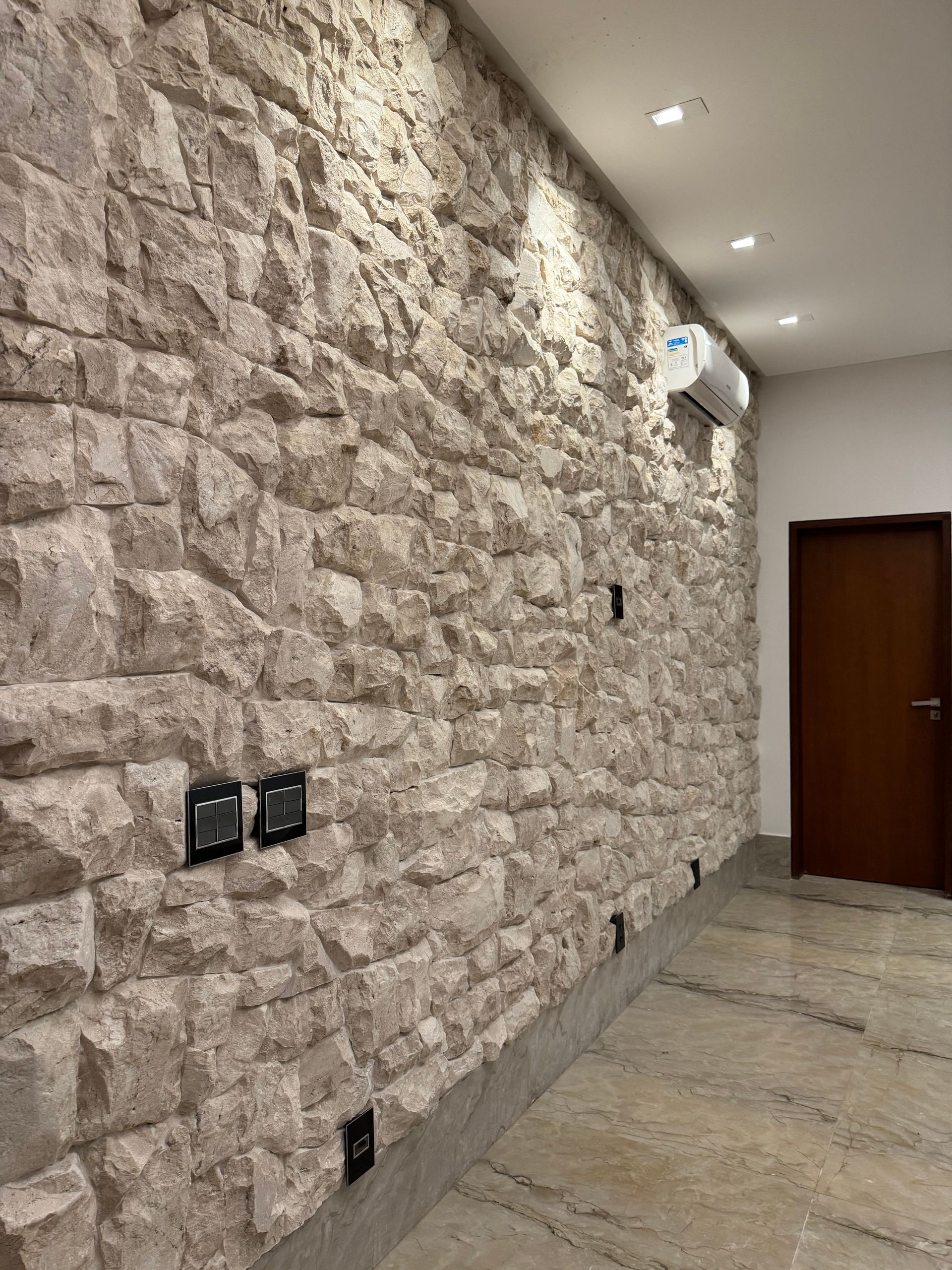 pedra olímpia, pedra olímpia revestimento, revestimento creme rockface, pedra para fachada, revestimento natural bege claro, pedra para parede rústica, revestimento contemporâneo orgânico, pedra natural para caixa de escada, pedra creme com madeira