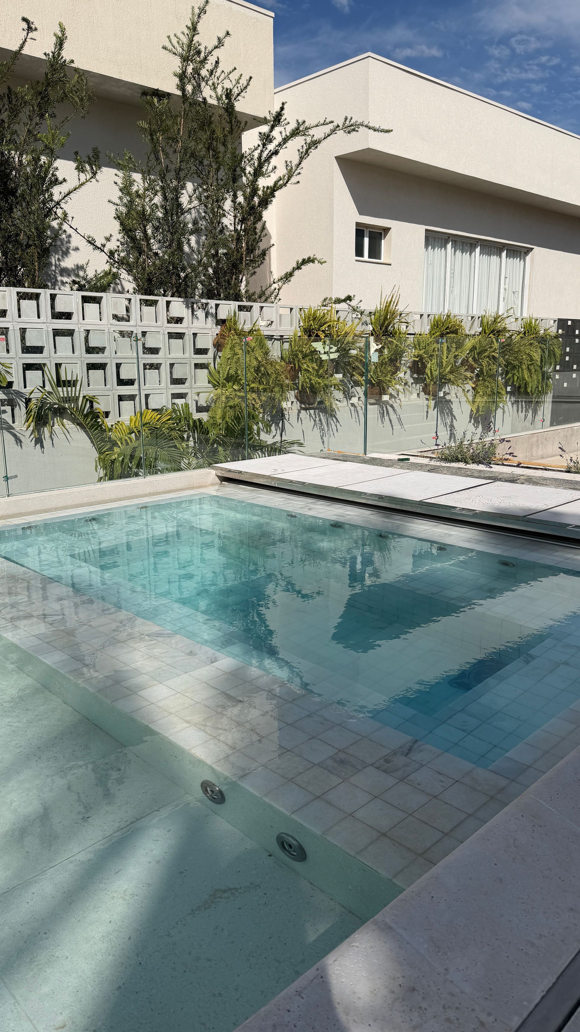 pedra água marinha, água marinha revestimento, revestimento para piscina, pedra para piscina, revestimento natural branco, pastilha de pedra natural para piscina, pedra que deixa água azul, revestimento interno de piscina, piscina com pedra natural, pedra cristalina branca