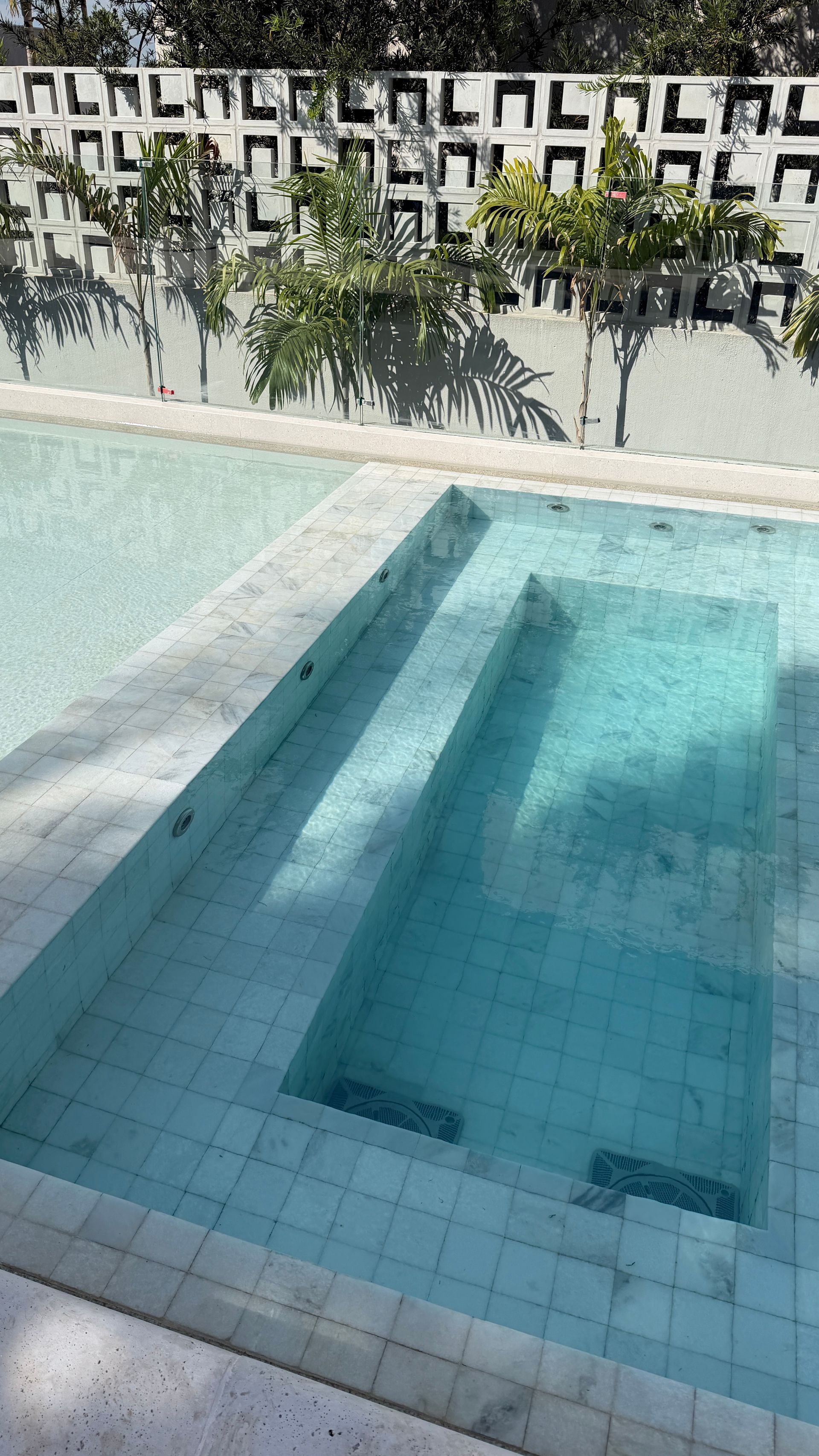 pedra água marinha, água marinha revestimento, revestimento para piscina, pedra para piscina, revestimento natural branco, pastilha de pedra natural para piscina, pedra que deixa água azul, revestimento interno de piscina, piscina com pedra natural, pedra cristalina branca
