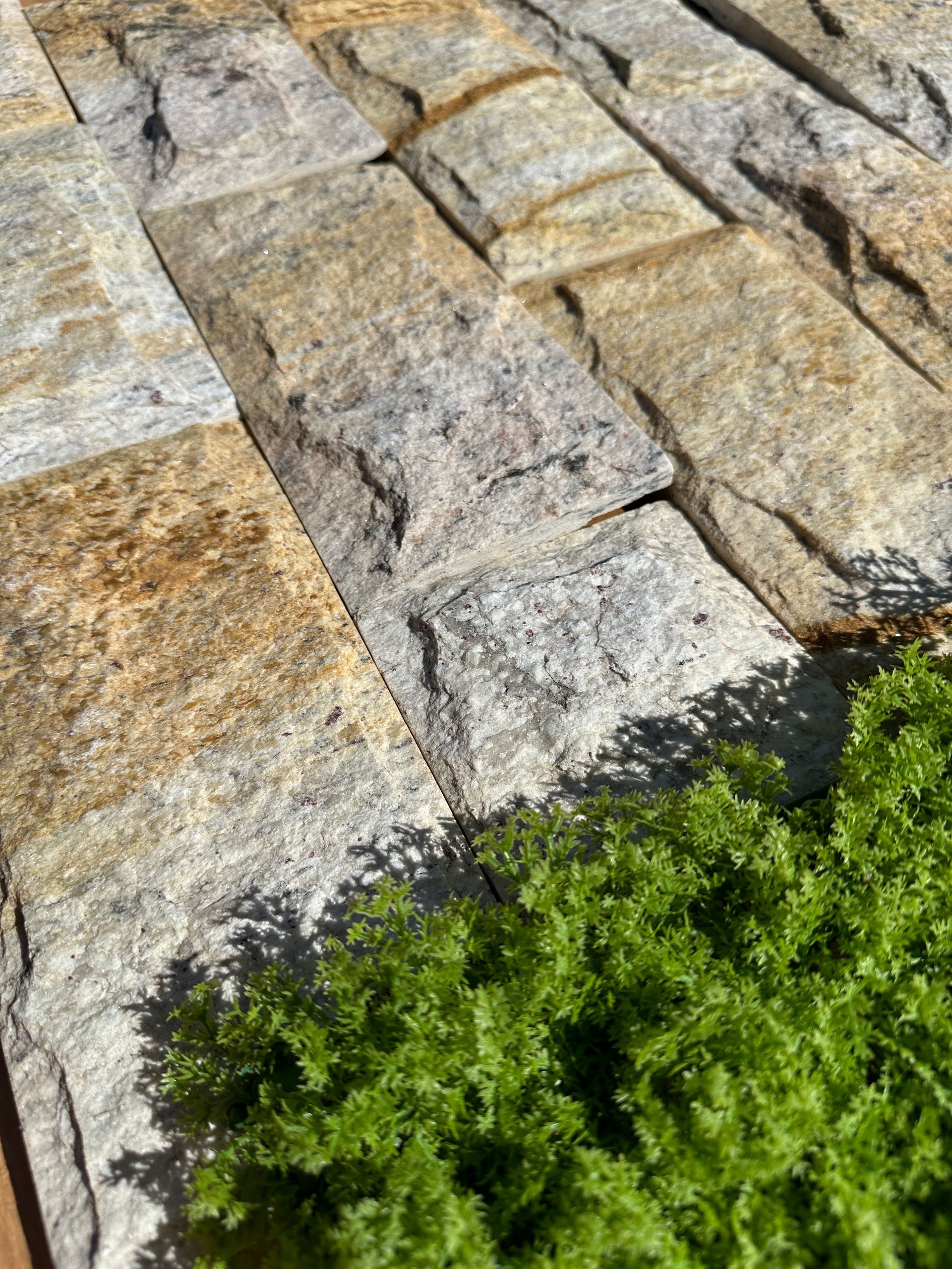pedra saara, pedra saara revestimento, revestimento rockface bege, pedra para fachada, revestimento natural claro, pedra para parede externa, revestimento tijolinho pedra natural, pedra para muro, revestimento contemporâneo, pedra natural com relevo