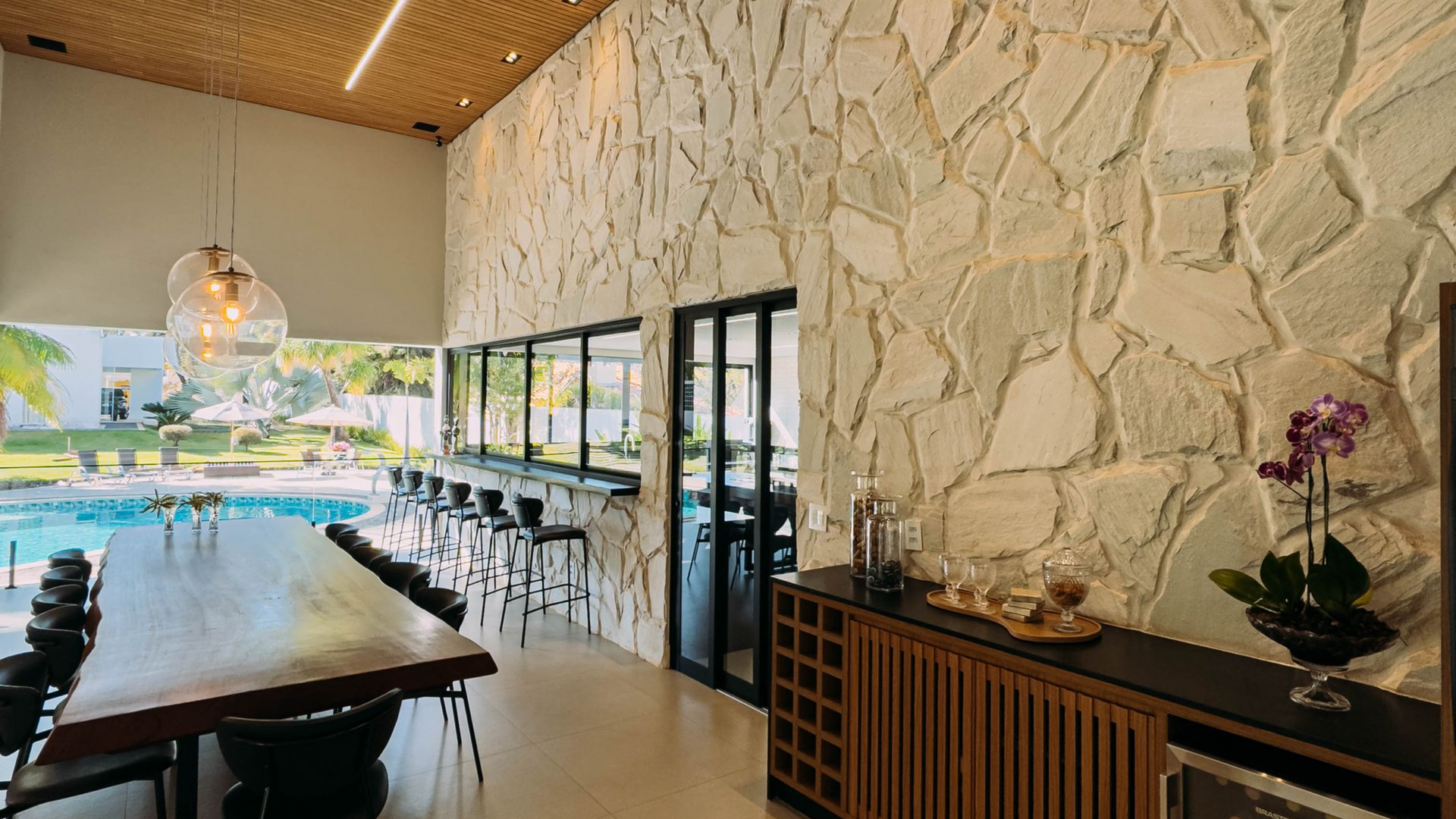 pedras naturais em alta, tendências de revestimento natural 2026, revestimento natural para fachada, travertino na arquitetura, pedra para parede externa