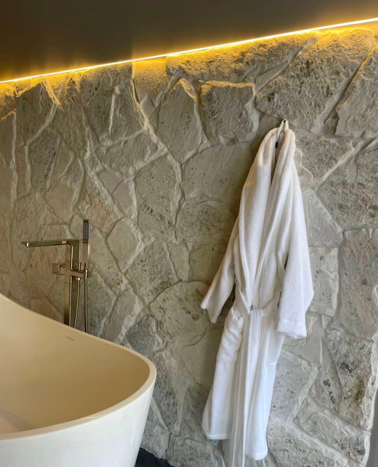 pedra jade, pedra jade revestimento, revestimento verde natural, pedra para fachada, revestimento natural verde-acinzentado, pedra para parede externa, revestimento contemporâneo, pedra natural para muro, pedra jade mosaico, quartzito verde revestimento