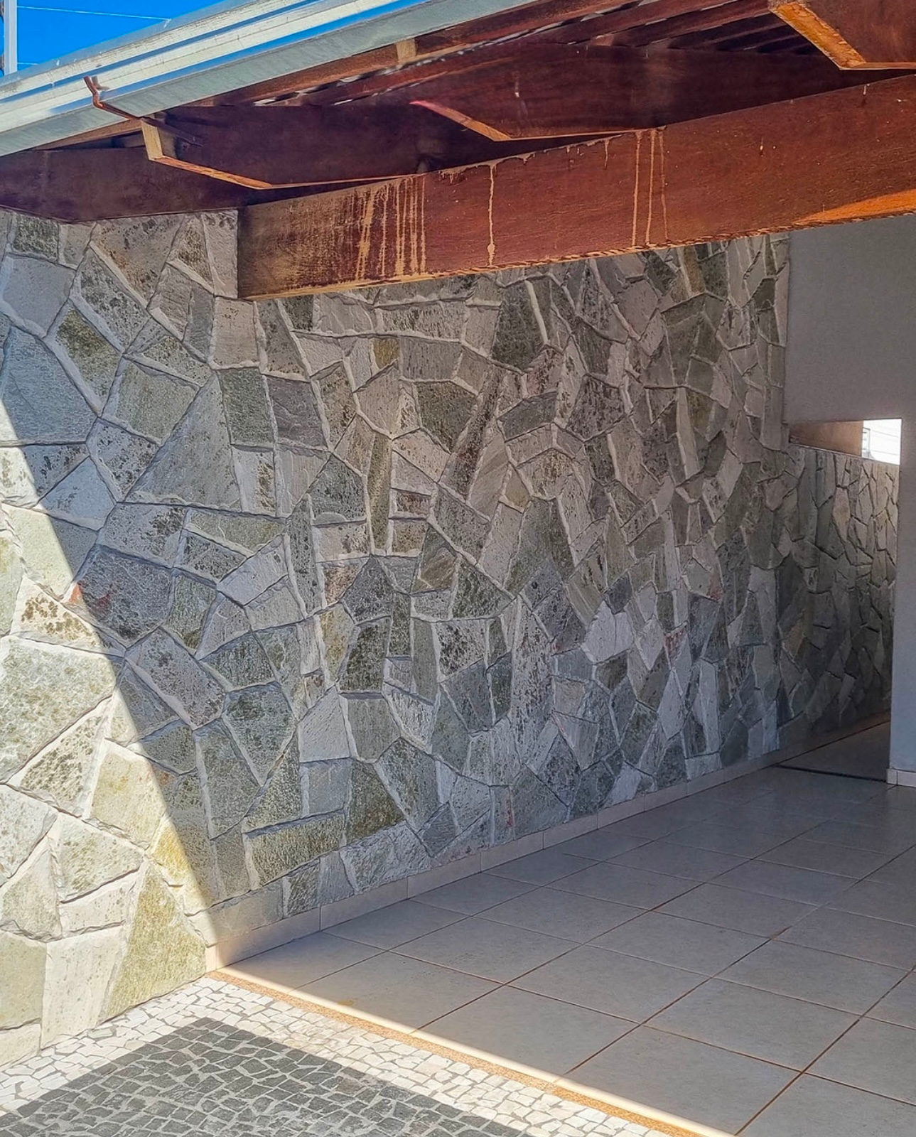 pedra jade, pedra jade revestimento, revestimento verde natural, pedra para fachada, revestimento natural verde-acinzentado, pedra para parede externa, revestimento contemporâneo, pedra natural para muro, pedra jade mosaico, quartzito verde revestimento