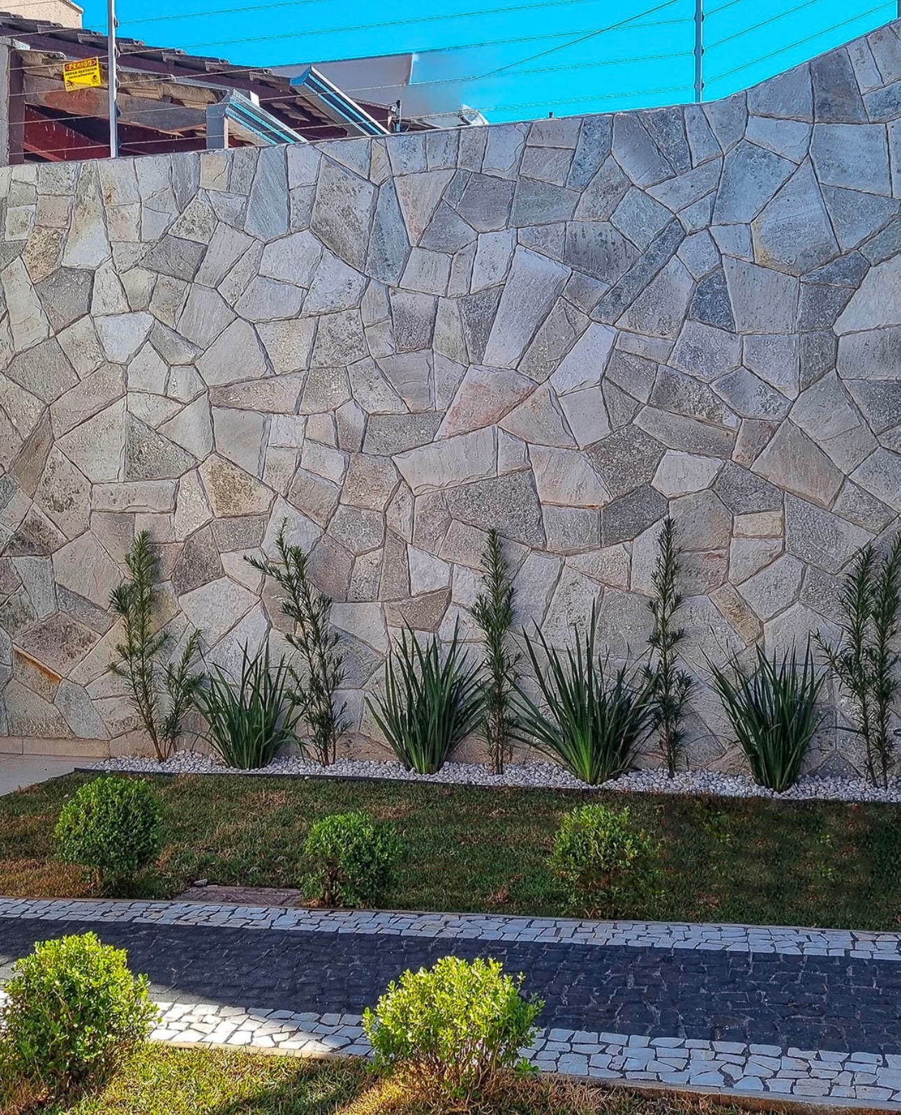 pedra jade, pedra jade revestimento, revestimento verde natural, pedra para fachada, revestimento natural verde-acinzentado, pedra para parede externa, revestimento contemporâneo, pedra natural para muro, pedra jade mosaico, quartzito verde revestimento