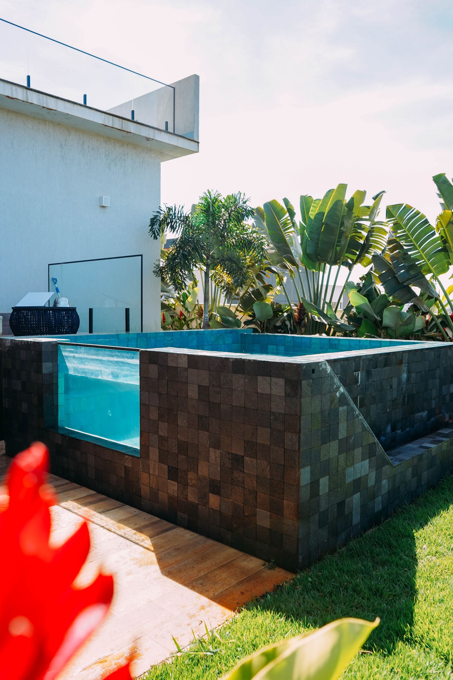 pedra hitam, hitam revestimento, pedra vulcânica preta, revestimento natural preto, pedra de lava para parede, pedra preta para fachada, revestimento para muro pedra natural, pedra basáltica revestimento, revestimento contemporâneo preto, pedra para piscina preta, mosaico de pedra vulcânica