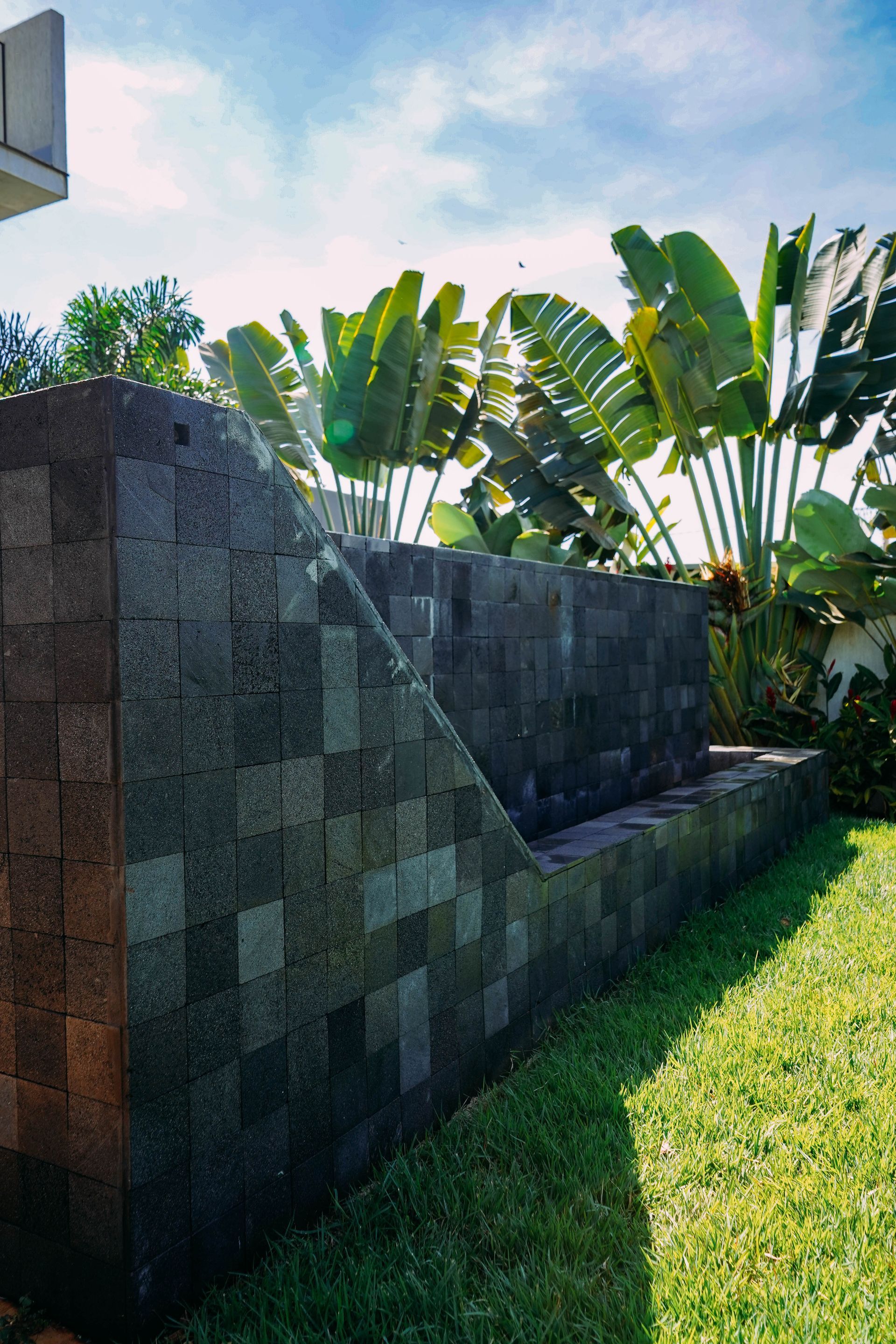 pedra hitam, hitam revestimento, pedra vulcânica preta, revestimento natural preto, pedra de lava para parede, pedra preta para fachada, revestimento para muro pedra natural, pedra basáltica revestimento, revestimento contemporâneo preto, pedra para piscina preta, mosaico de pedra vulcânica