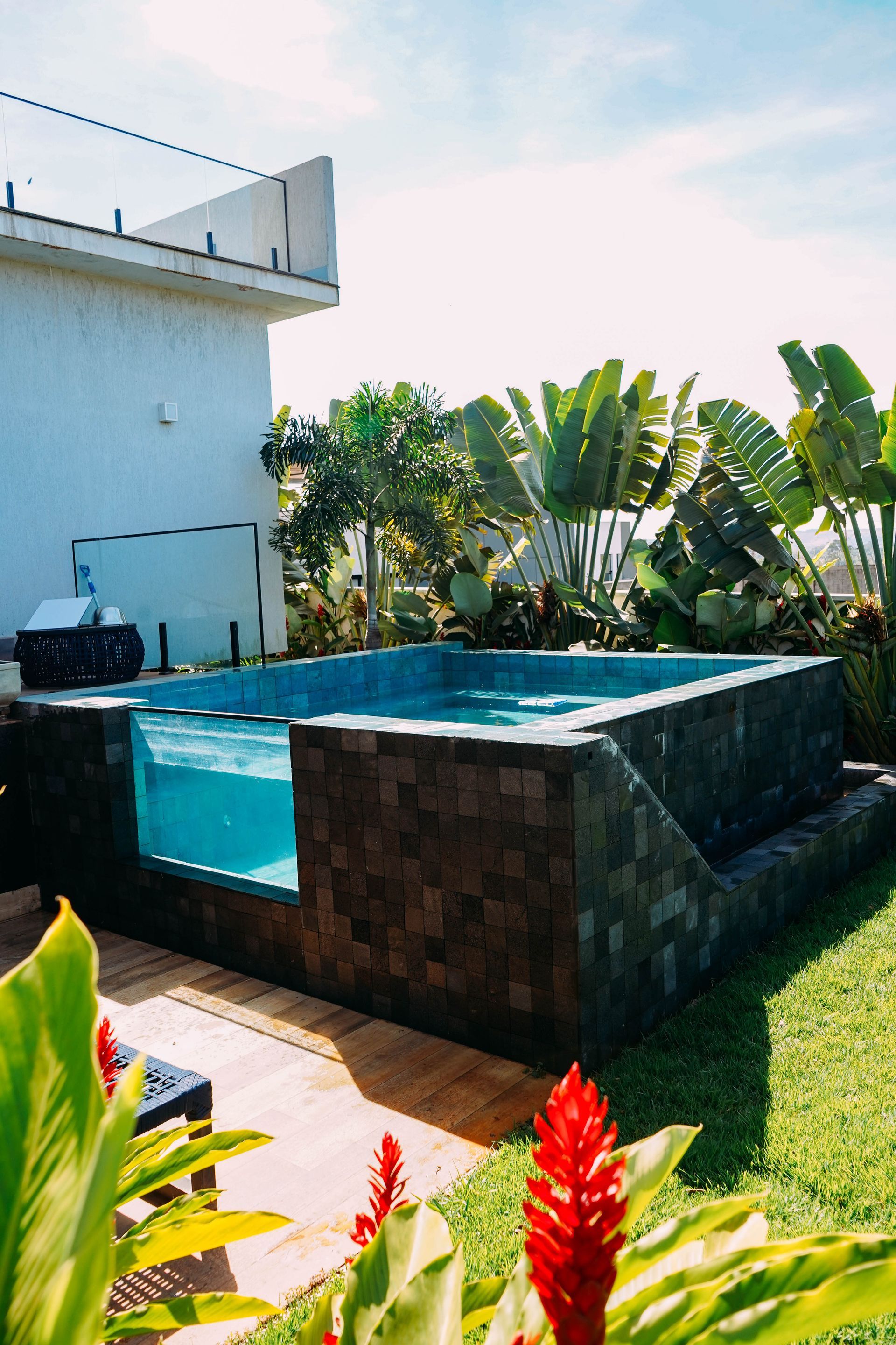 pedra hitam, hitam revestimento, pedra vulcânica preta, revestimento natural preto, pedra de lava para parede, pedra preta para fachada, revestimento para muro pedra natural, pedra basáltica revestimento, revestimento contemporâneo preto, pedra para piscina preta, mosaico de pedra vulcânica